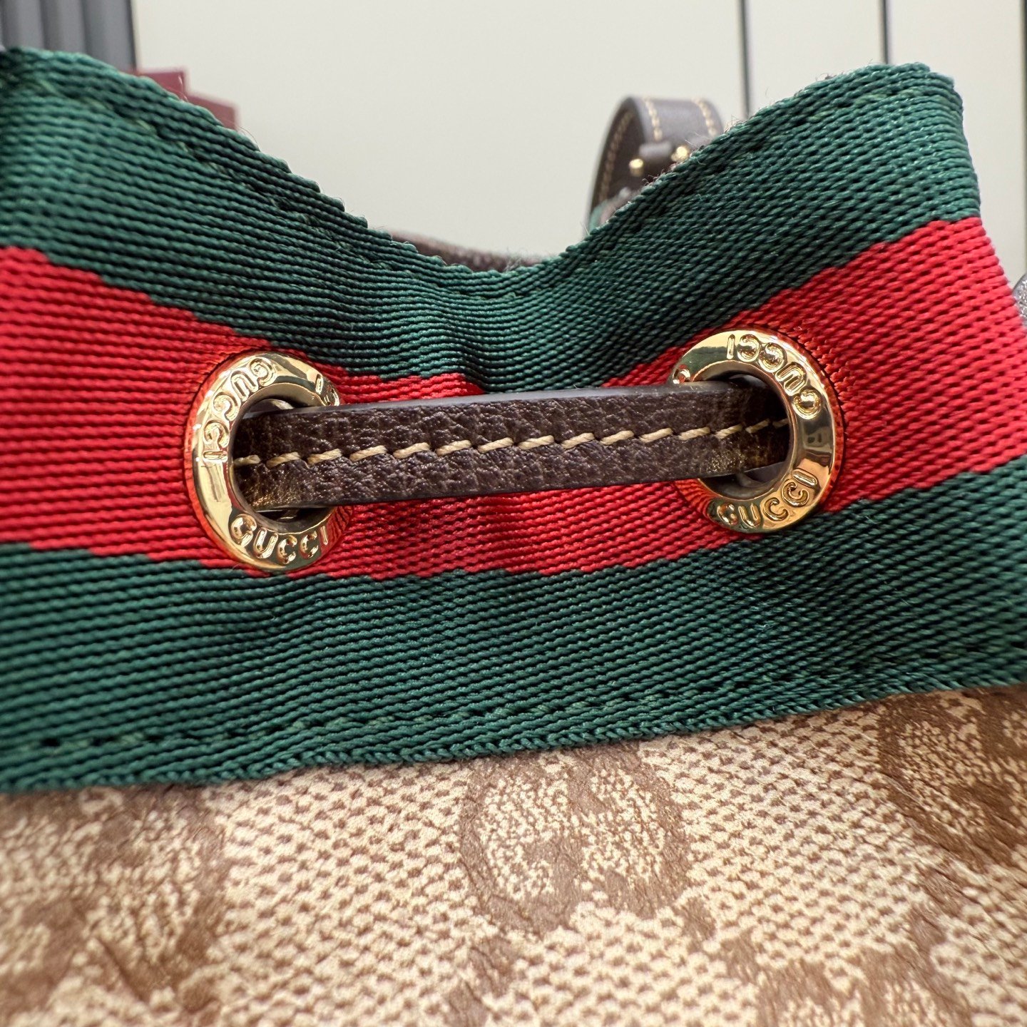 配全套原厂专柜包装 Generation Gucci系列深入探索品牌的经典元素,将不同世代的设计融合成一种美学叙事。GG涂层帆布搭配织带,为多功能小型皮具带来品牌标志性的设计,例如这款设计用于存放日常必需品的水桶包。