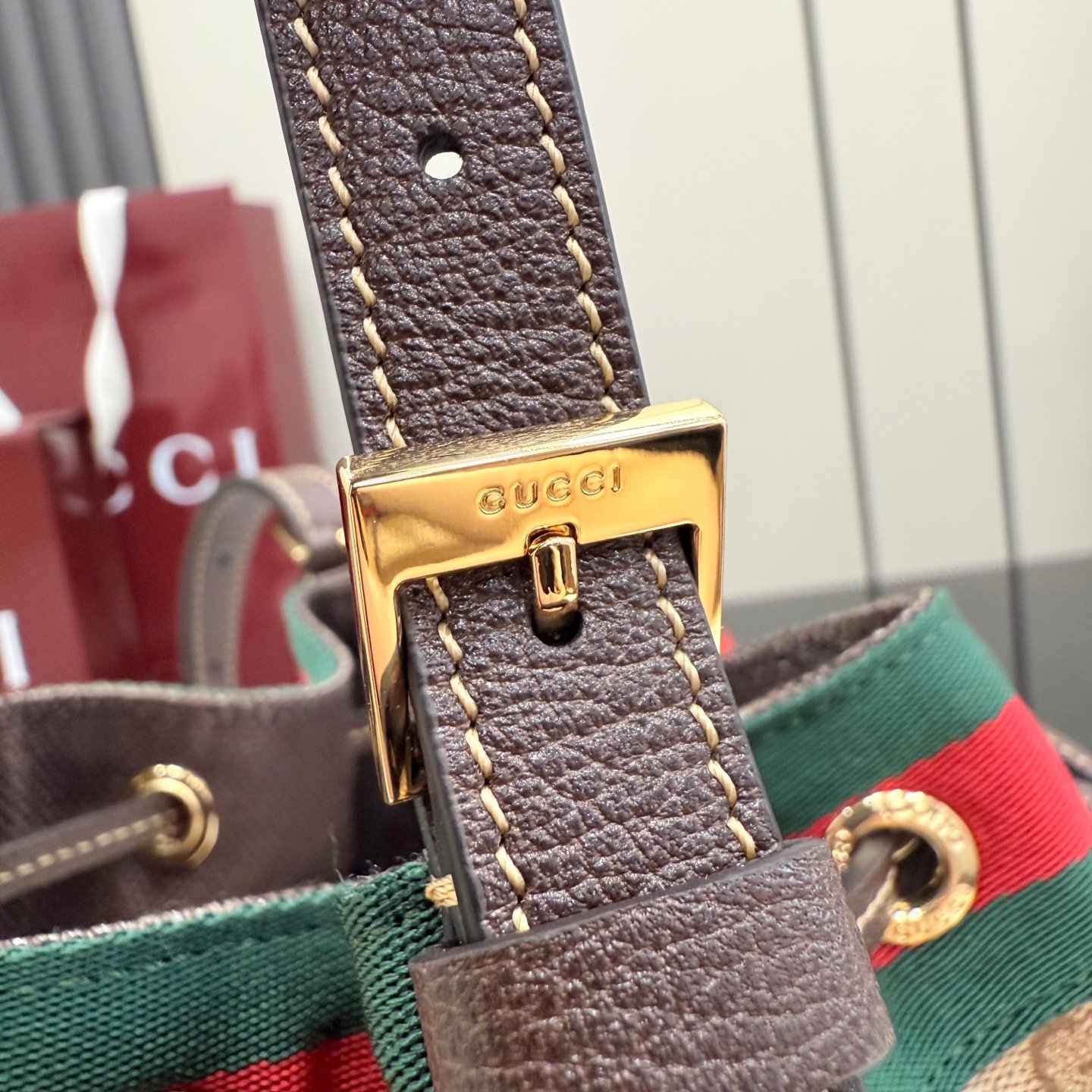 配全套原厂专柜包装 Generation Gucci系列深入探索品牌的经典元素,将不同世代的设计融合成一种美学叙事。GG涂层帆布搭配织带,为多功能小型皮具带来品牌标志性的设计,例如这款设计用于存放日常必需品的水桶包。