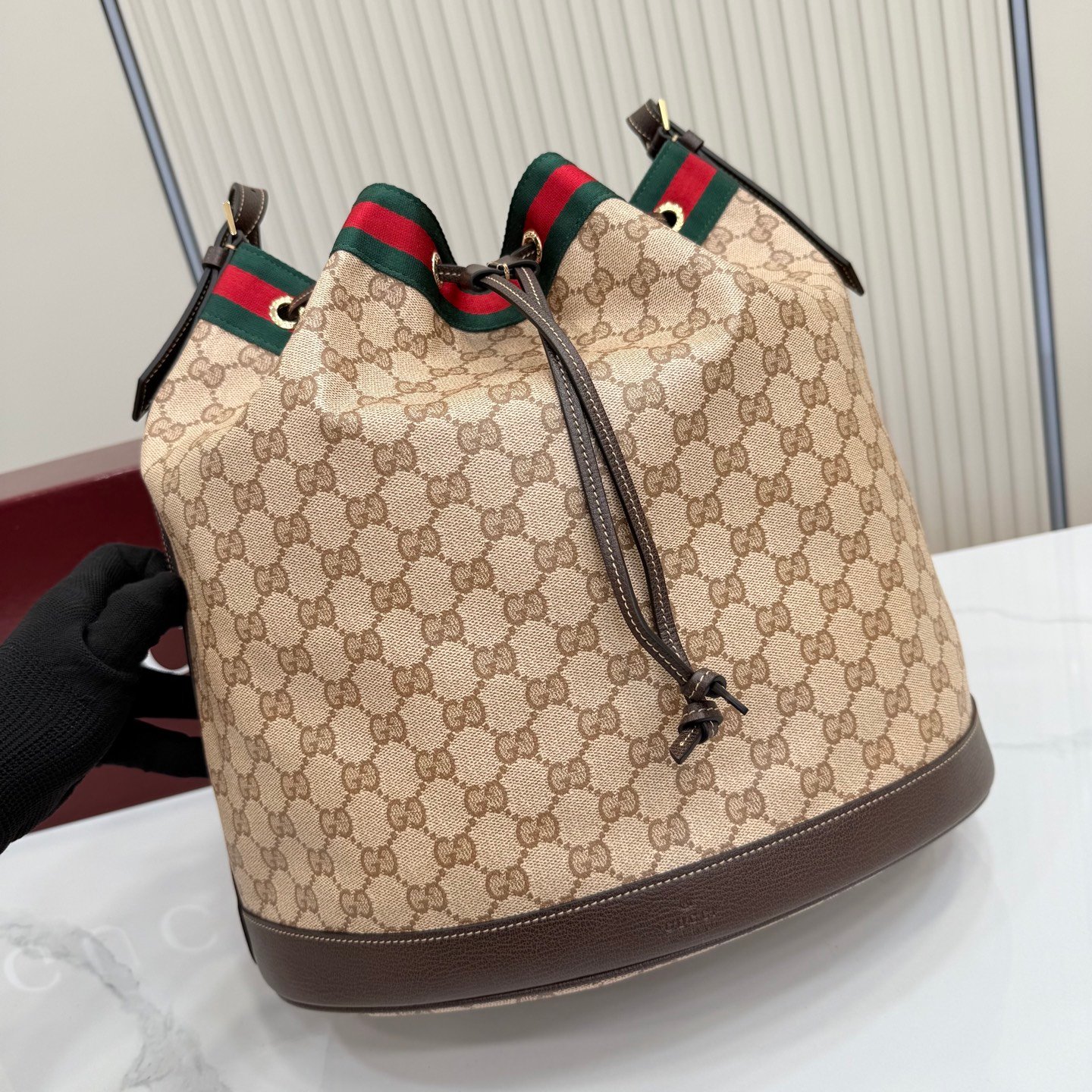 配全套原厂专柜包装 Generation Gucci系列深入探索品牌的经典元素,将不同世代的设计融合成一种美学叙事。GG涂层帆布搭配织带,为多功能小型皮具带来品牌标志性的设计,例如这款设计用于存放日常必需品的水桶包。