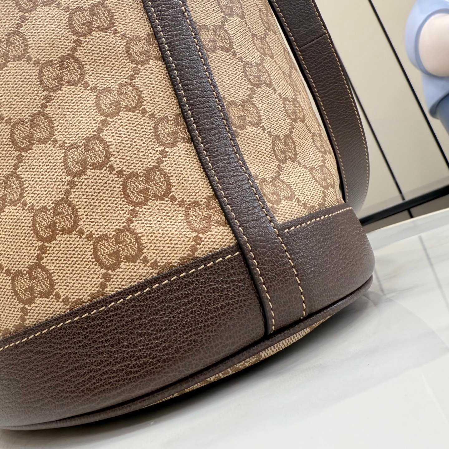 配全套原厂专柜包装 Generation Gucci系列深入探索品牌的经典元素,将不同世代的设计融合成一种美学叙事。GG涂层帆布搭配织带,为多功能小型皮具带来品牌标志性的设计,例如这款设计用于存放日常必需品的水桶包。