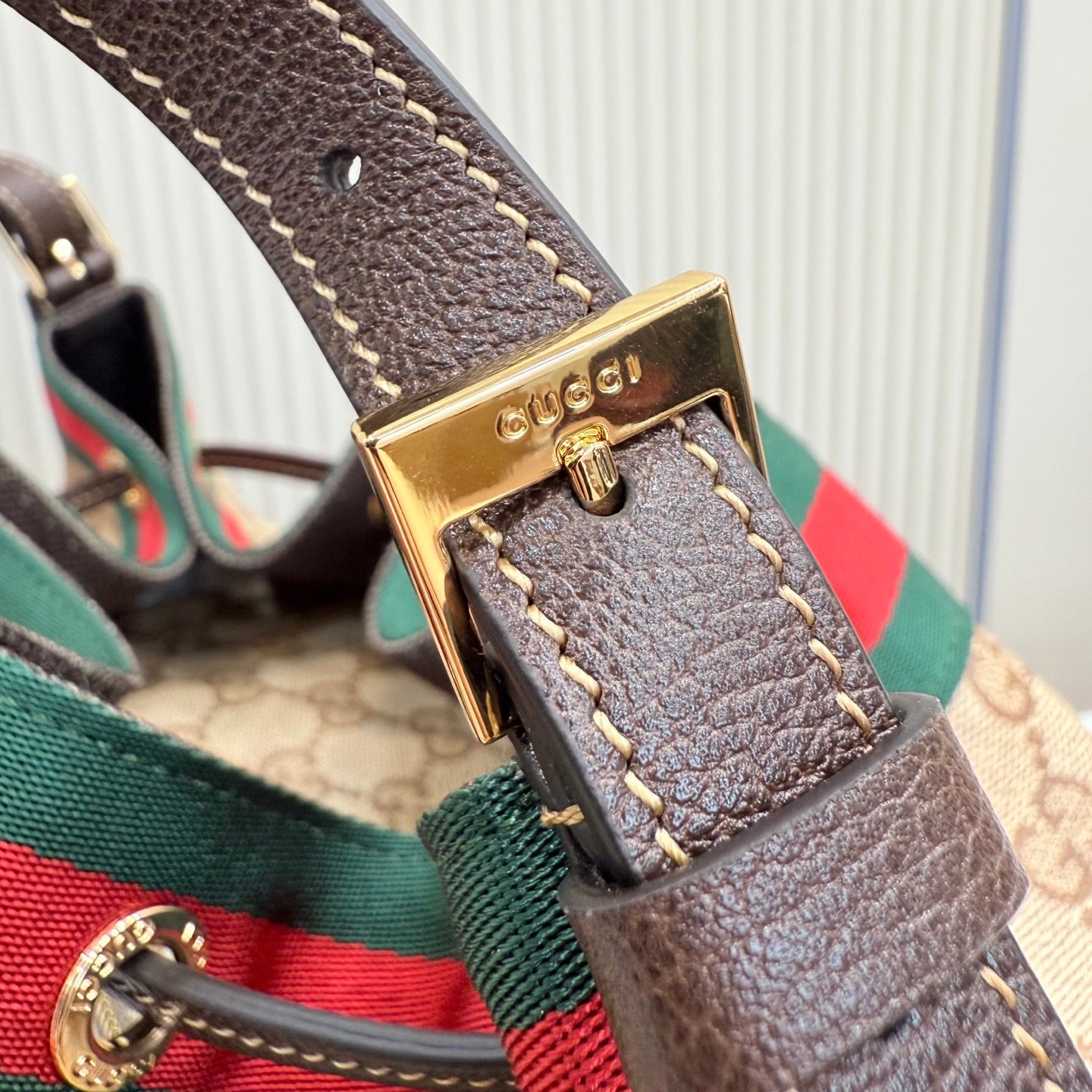配全套原厂专柜包装 Generation Gucci系列深入探索品牌的经典元素,将不同世代的设计融合成一种美学叙事。GG涂层帆布搭配织带,为多功能小型皮具带来品牌标志性的设计,例如这款设计用于存放日常必需品的水桶包。