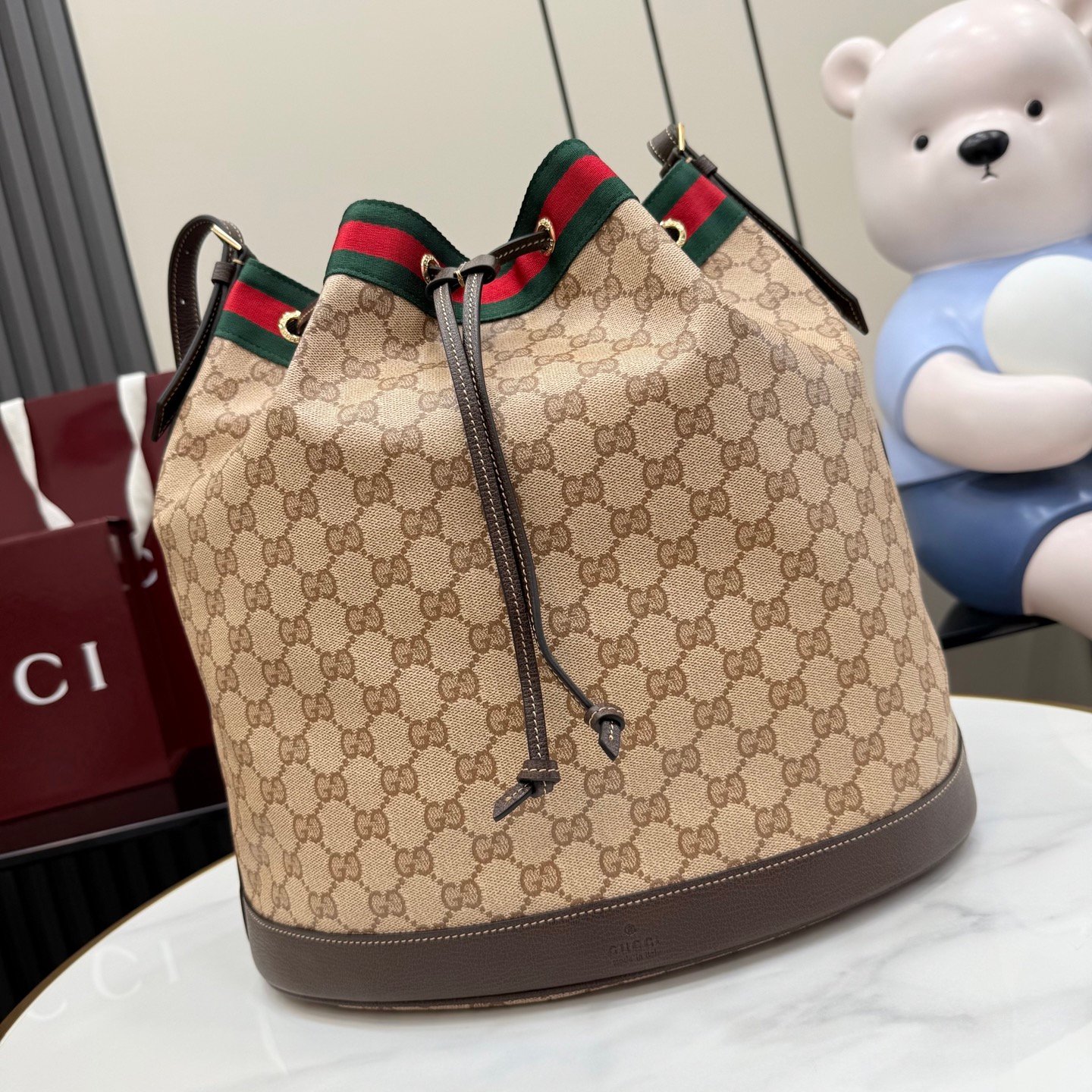 配全套原厂专柜包装 Generation Gucci系列深入探索品牌的经典元素,将不同世代的设计融合成一种美学叙事。GG涂层帆布搭配织带,为多功能小型皮具带来品牌标志性的设计,例如这款设计用于存放日常必需品的水桶包。