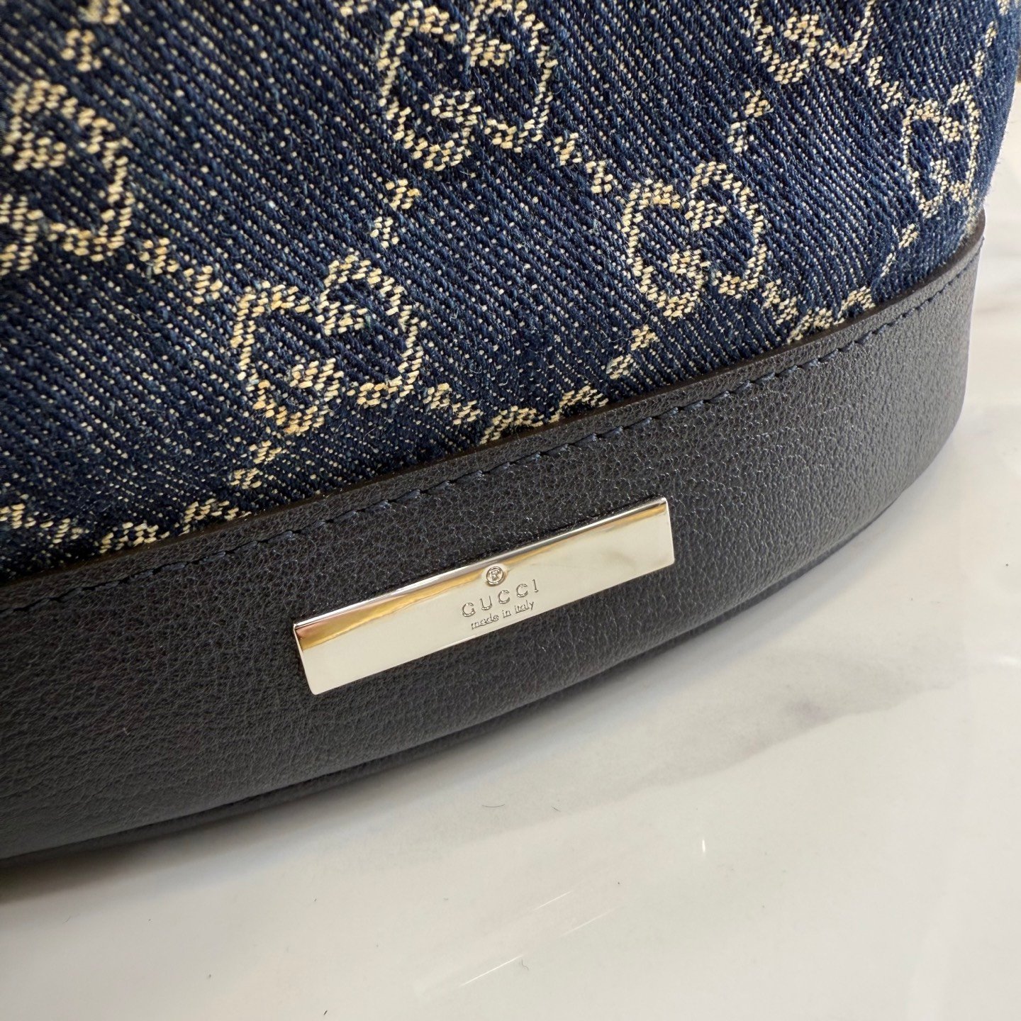 配全套原厂专柜包装 Generation Gucci系列深入探索品牌的典藏元素,将不同世代的设计融合成一种美学叙事。GG牛仔布为多功能小型皮具带来品牌标志性的点缀,比如这款设计用于存放日常必需品的水桶包。
