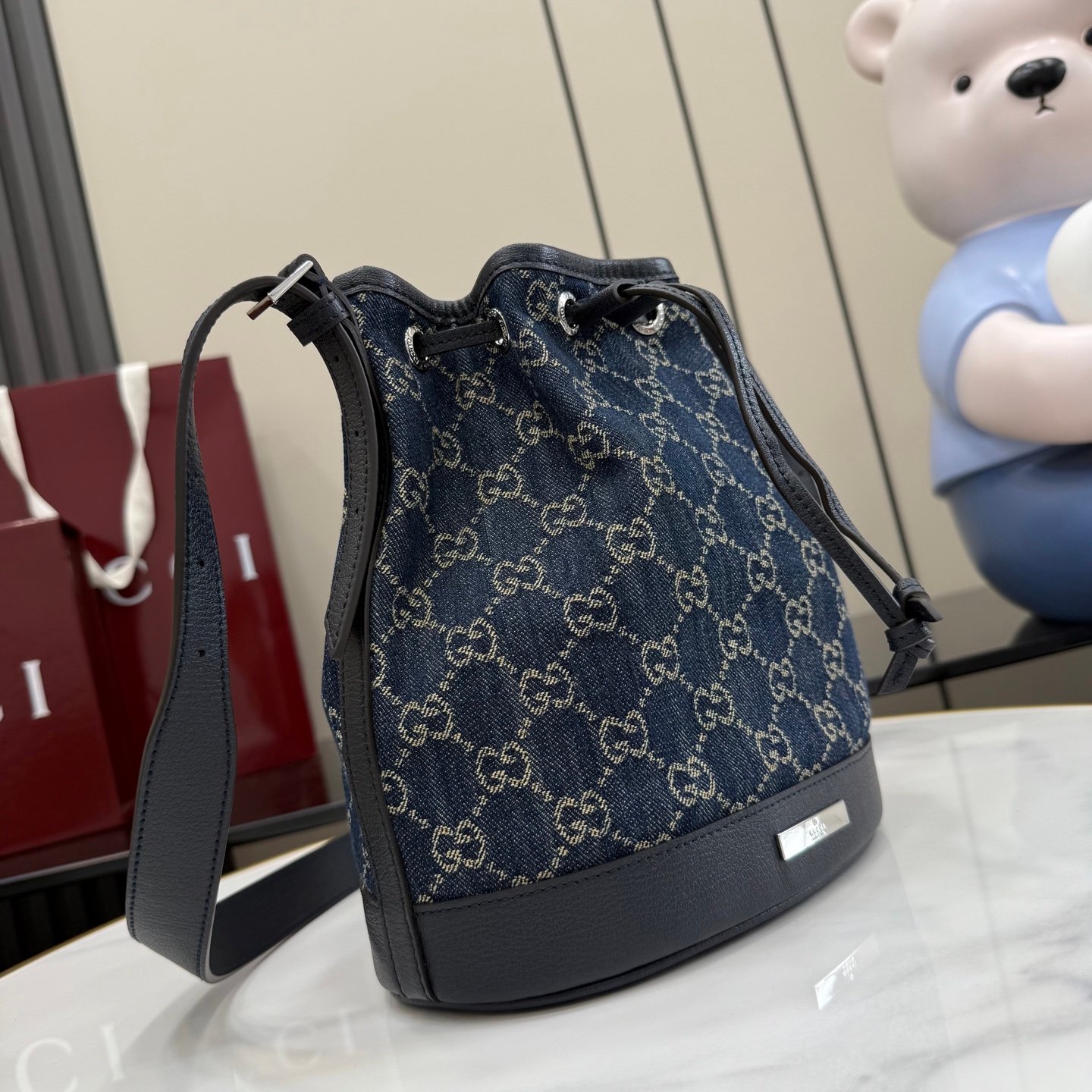 配全套原厂专柜包装 Generation Gucci系列深入探索品牌的典藏元素,将不同世代的设计融合成一种美学叙事。GG牛仔布为多功能小型皮具带来品牌标志性的点缀,比如这款设计用于存放日常必需品的水桶包。