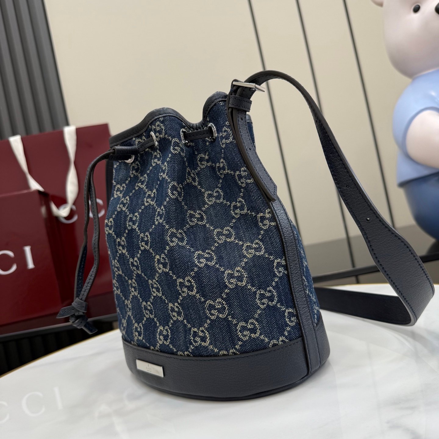 配全套原厂专柜包装 Generation Gucci系列深入探索品牌的典藏元素,将不同世代的设计融合成一种美学叙事。GG牛仔布为多功能小型皮具带来品牌标志性的点缀,比如这款设计用于存放日常必需品的水桶包。