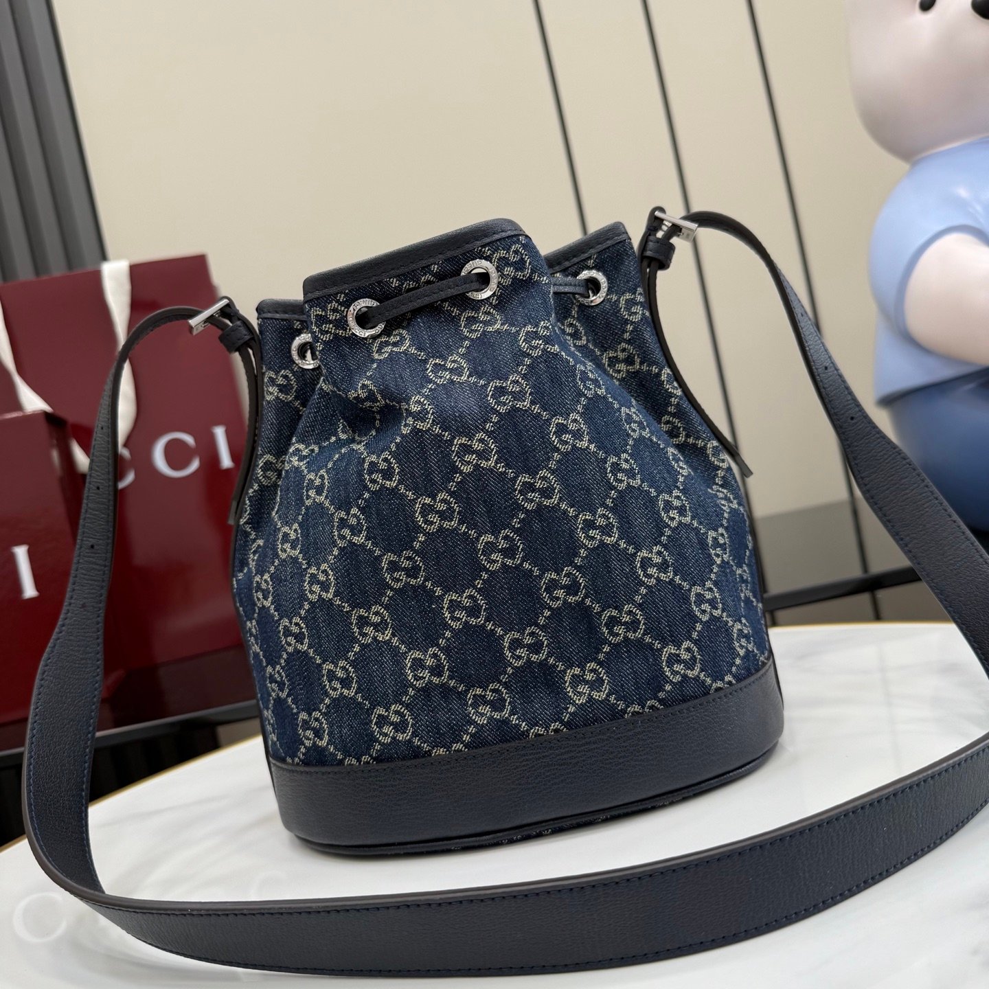 配全套原厂专柜包装 Generation Gucci系列深入探索品牌的典藏元素,将不同世代的设计融合成一种美学叙事。GG牛仔布为多功能小型皮具带来品牌标志性的点缀,比如这款设计用于存放日常必需品的水桶包。