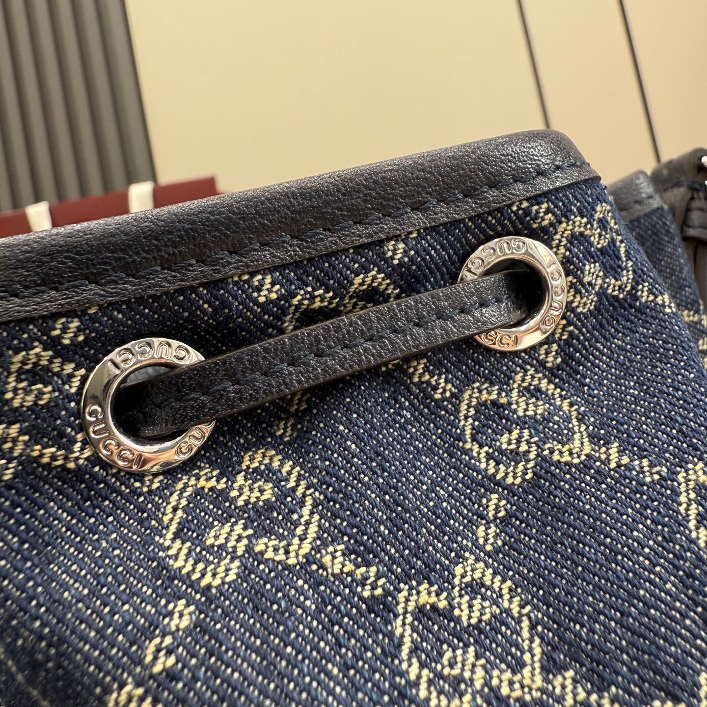 配全套原厂专柜包装 Generation Gucci系列深入探索品牌的典藏元素,将不同世代的设计融合成一种美学叙事。GG牛仔布为多功能小型皮具带来品牌标志性的点缀,比如这款设计用于存放日常必需品的水桶包。