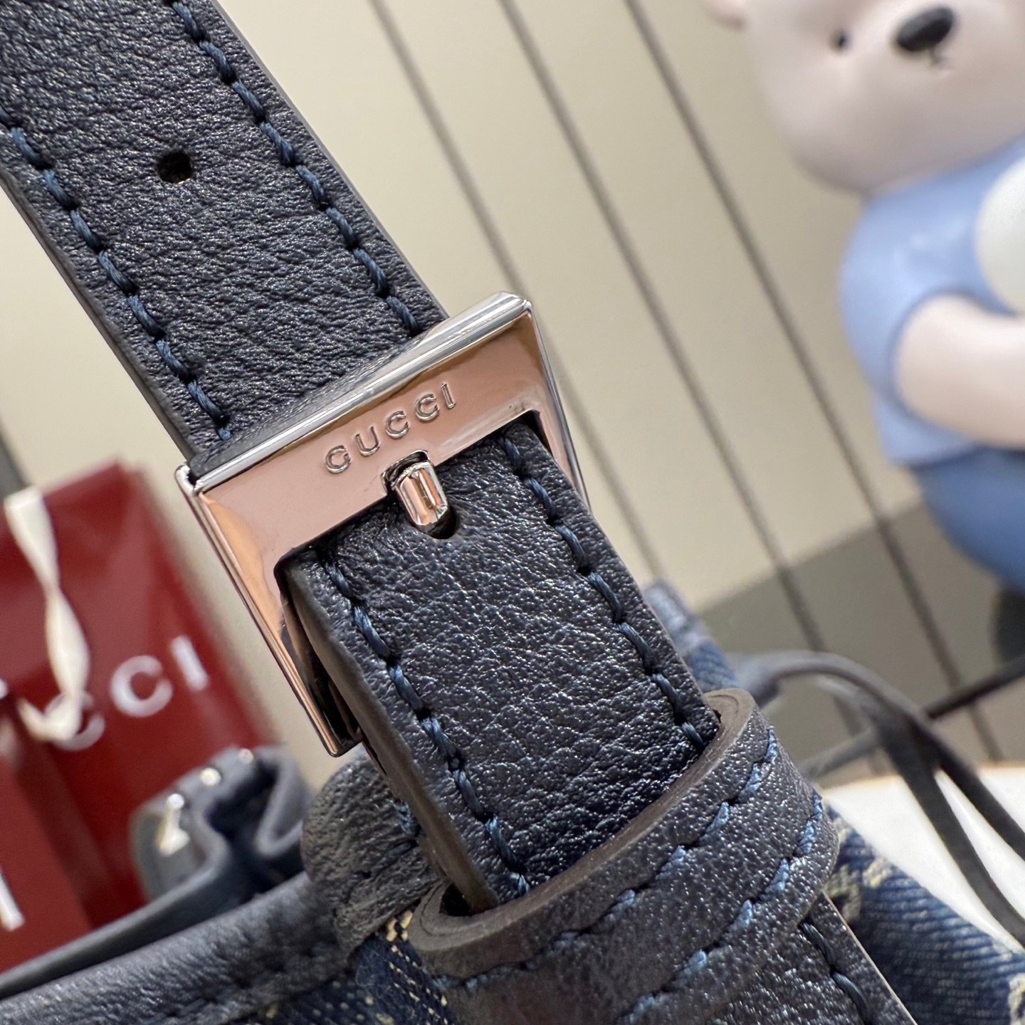 配全套原厂专柜包装 Generation Gucci系列深入探索品牌的典藏元素,将不同世代的设计融合成一种美学叙事。GG牛仔布为多功能小型皮具带来品牌标志性的点缀,比如这款设计用于存放日常必需品的水桶包。