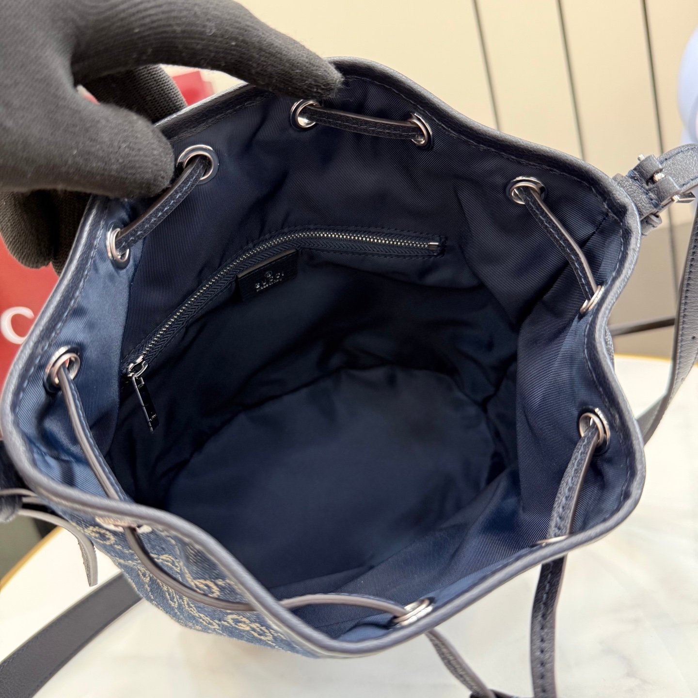 配全套原厂专柜包装 Generation Gucci系列深入探索品牌的典藏元素,将不同世代的设计融合成一种美学叙事。GG牛仔布为多功能小型皮具带来品牌标志性的点缀,比如这款设计用于存放日常必需品的水桶包。