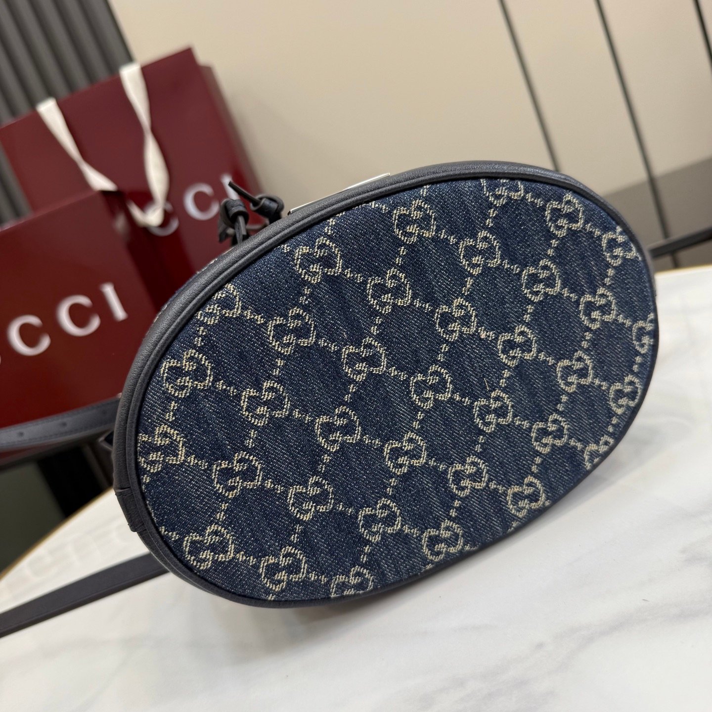 配全套原厂专柜包装 Generation Gucci系列深入探索品牌的典藏元素,将不同世代的设计融合成一种美学叙事。GG牛仔布为多功能小型皮具带来品牌标志性的点缀,比如这款设计用于存放日常必需品的水桶包。
