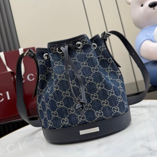 配全套原厂专柜包装 Generation Gucci系列深入探索品牌的典藏元素，将不同世代的设计融合成一种美学叙事。GG牛仔布为多功能小型皮具带来品牌标志性的点缀，比如这款设计用于存放日常必需品的水桶包。