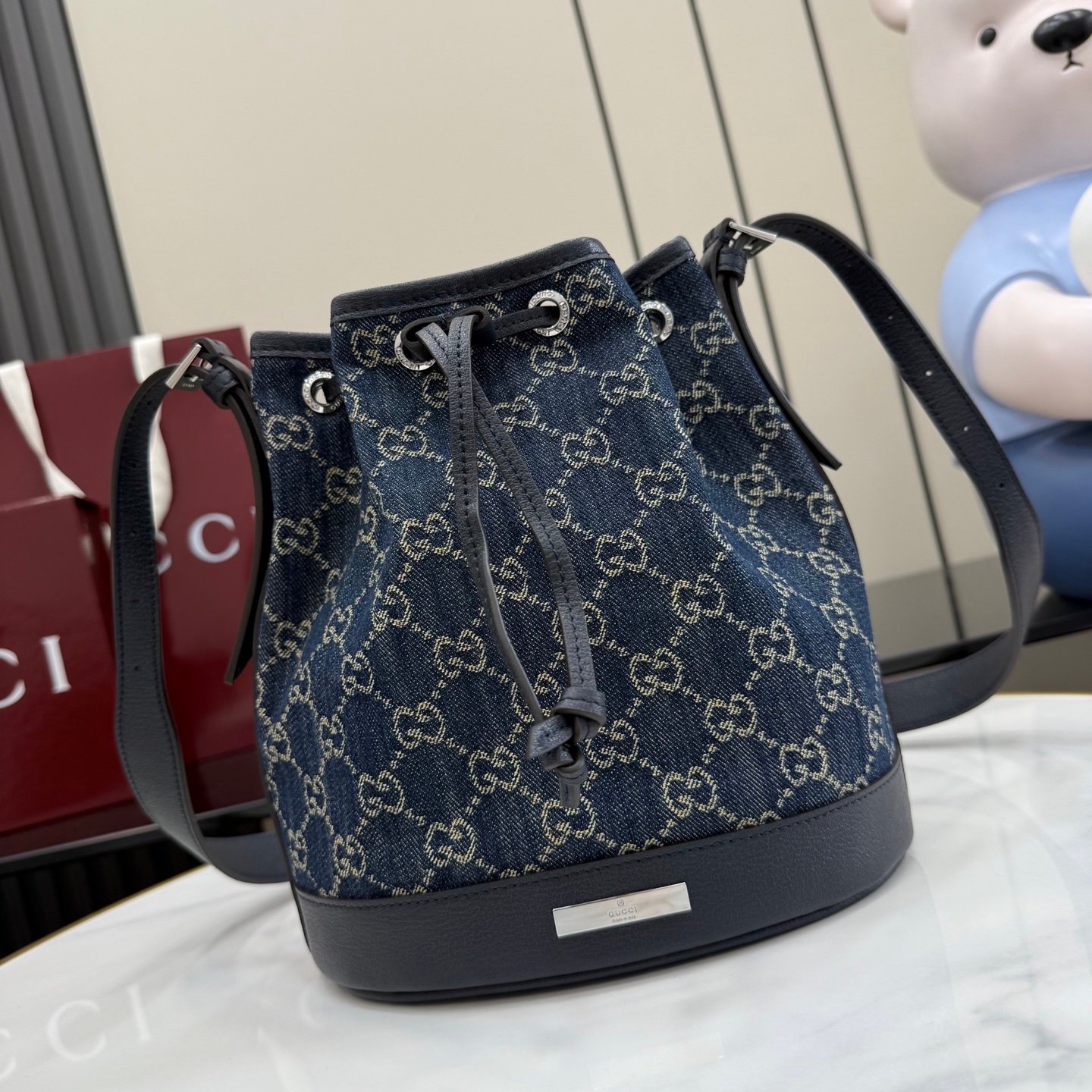 配全套原厂专柜包装 Generation Gucci系列深入探索品牌的典藏元素,将不同世代的设计融合成一种美学叙事。GG牛仔布为多功能小型皮具带来品牌标志性的点缀,比如这款设计用于存放日常必需品的水桶包。