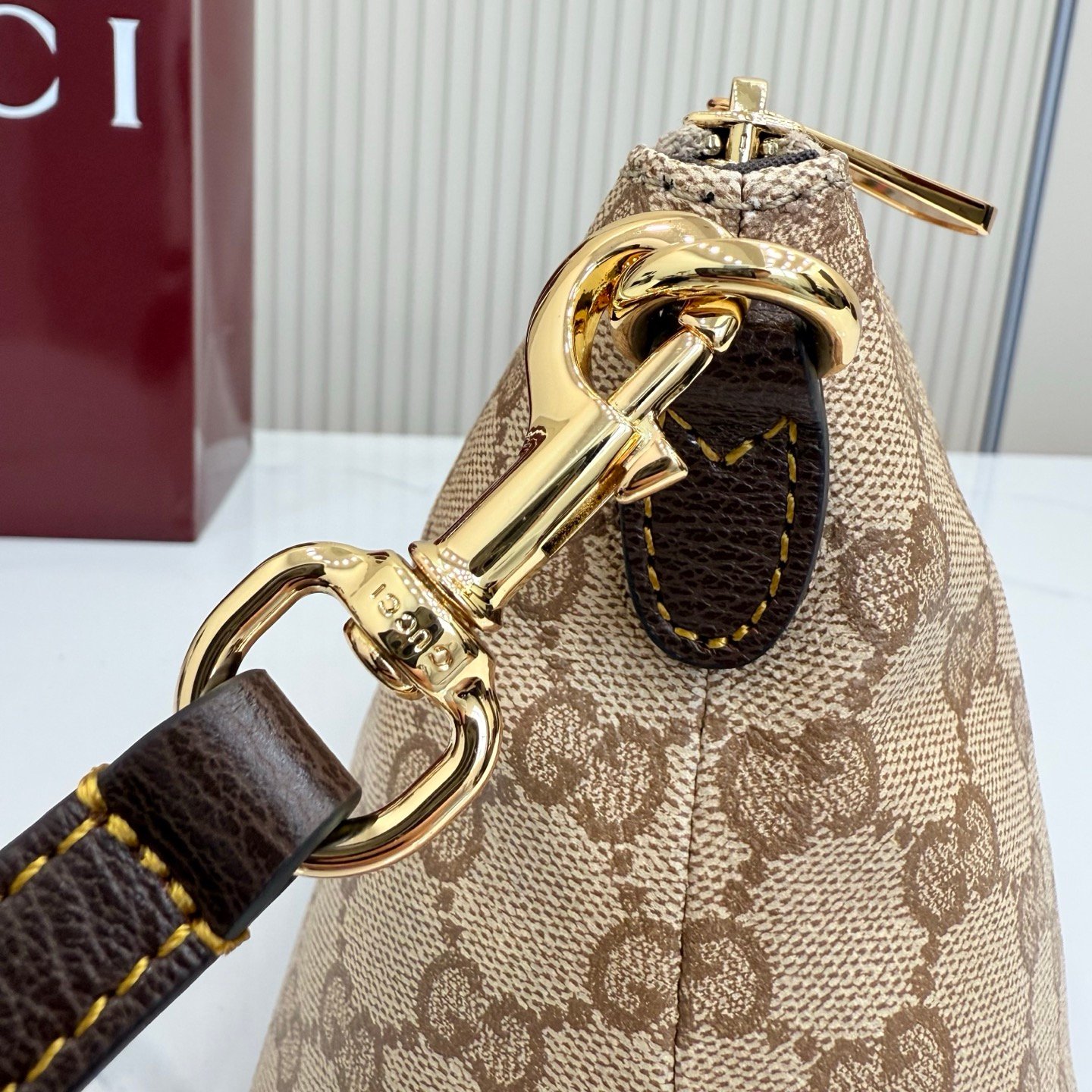 Generation Gucci古驰世代系列深入探索品牌的典藏元素，将不同世代的设计融合为统一的美学叙事，推出全新小皮具系列，以GG涂层帆布为基础，饰有显眼的织带细节。搭配皮革滚边，这款多功能款式采用无衬里设计，呈现出时尚轻盈的外观。