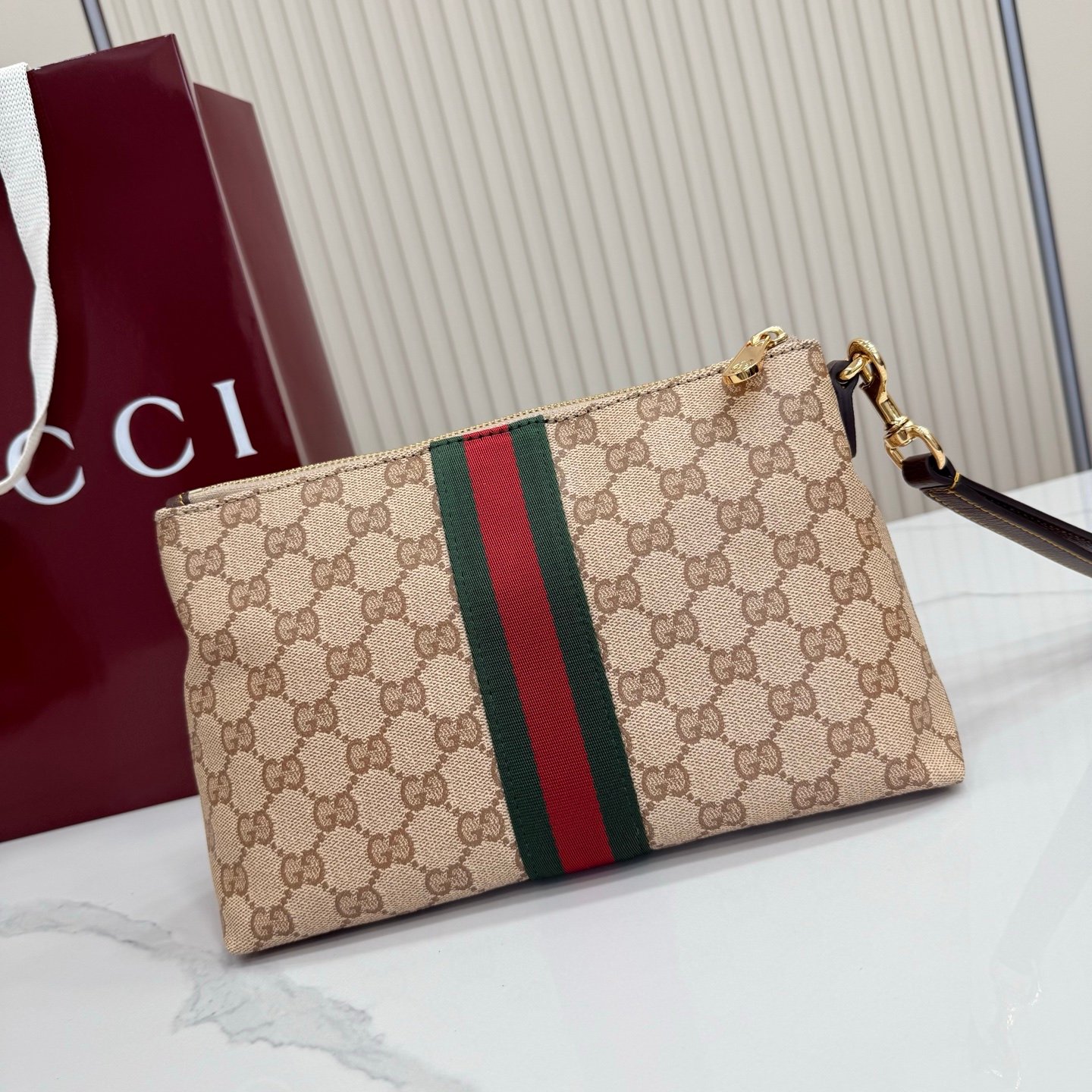 Generation Gucci古驰世代系列深入探索品牌的典藏元素，将不同世代的设计融合为统一的美学叙事，推出全新小皮具系列，以GG涂层帆布为基础，饰有显眼的织带细节。搭配皮革滚边，这款多功能款式采用无衬里设计，呈现出时尚轻盈的外观。