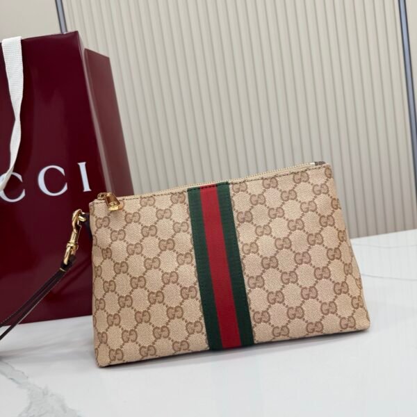 Generation Gucci古驰世代系列深入探索品牌的典藏元素，将不同世代的设计融合为统一的美学叙事，推出全新小皮具系列，以GG涂层帆布为基础，饰有显眼的织带细节。搭配皮革滚边，这款多功能款式采用无衬里设计，呈现出时尚轻盈的外观。