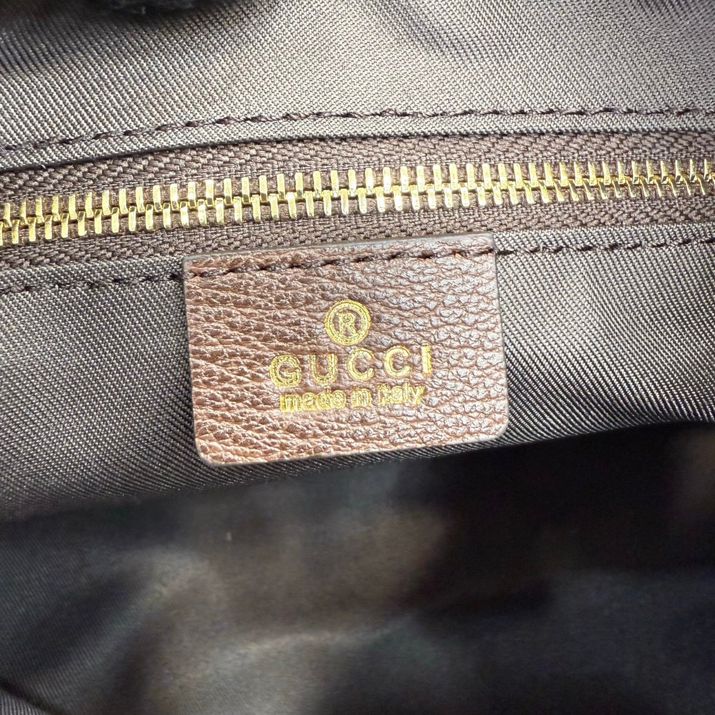 Generation Gucci古驰世代系列深入探索品牌的典藏元素，将不同世代的设计融合为统一的美学叙事，推出全新小皮具系列，以GG涂层帆布为基础，饰有显眼的织带细节。搭配皮革滚边，这款多功能款式采用无衬里设计，呈现出时尚轻盈的外观。