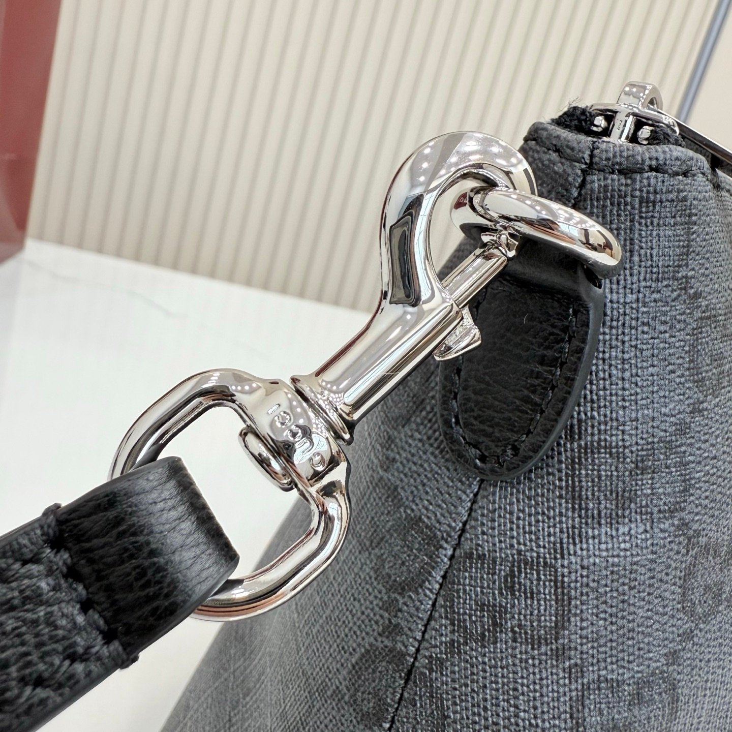 Generation Gucci深入探索品牌的档案代码，将不同世代的设计融合成一个美学叙事。Gucci Essence Classic系列专为行动生活而创作。每件单品都采用轻质柔软的黑色GG涂层帆布制成，并饰有同色调皮革滚边。