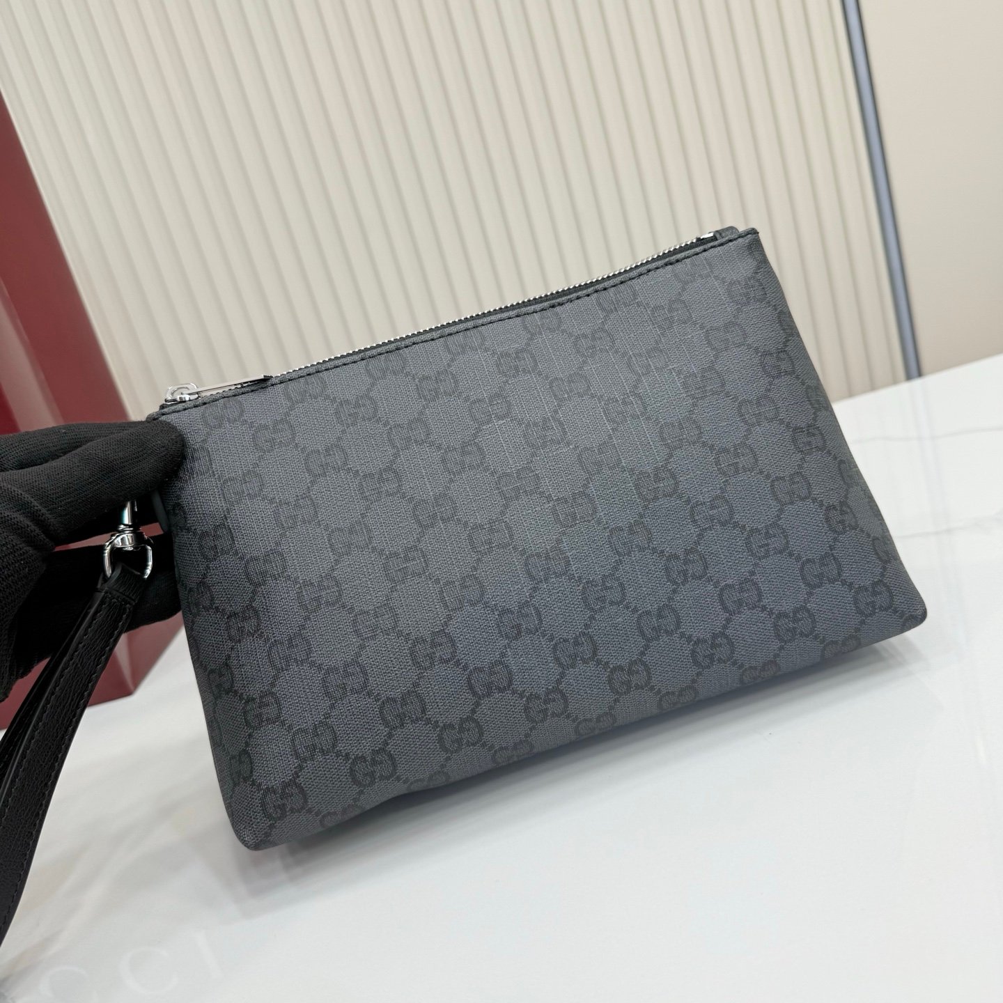 Generation Gucci深入探索品牌的档案代码，将不同世代的设计融合成一个美学叙事。Gucci Essence Classic系列专为行动生活而创作。每件单品都采用轻质柔软的黑色GG涂层帆布制成，并饰有同色调皮革滚边。