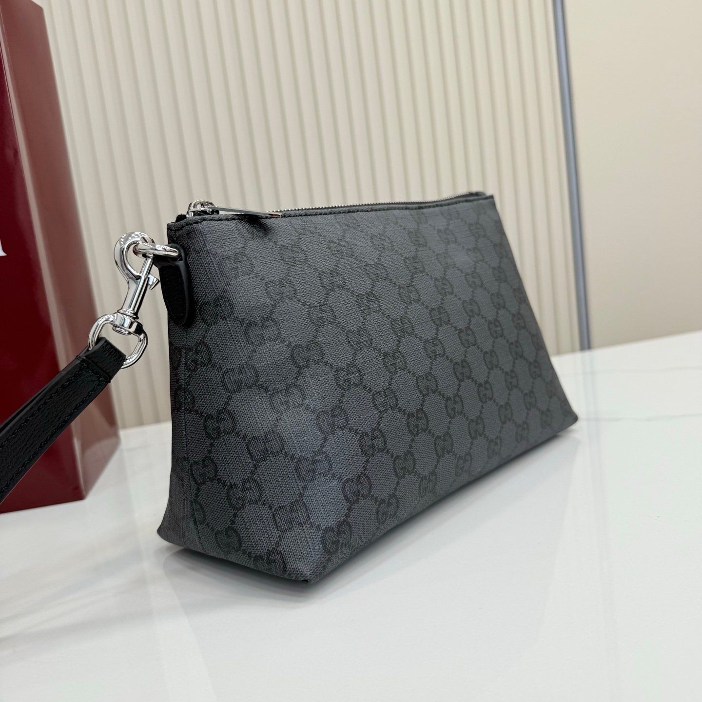 Generation Gucci深入探索品牌的档案代码，将不同世代的设计融合成一个美学叙事。Gucci Essence Classic系列专为行动生活而创作。每件单品都采用轻质柔软的黑色GG涂层帆布制成，并饰有同色调皮革滚边。
