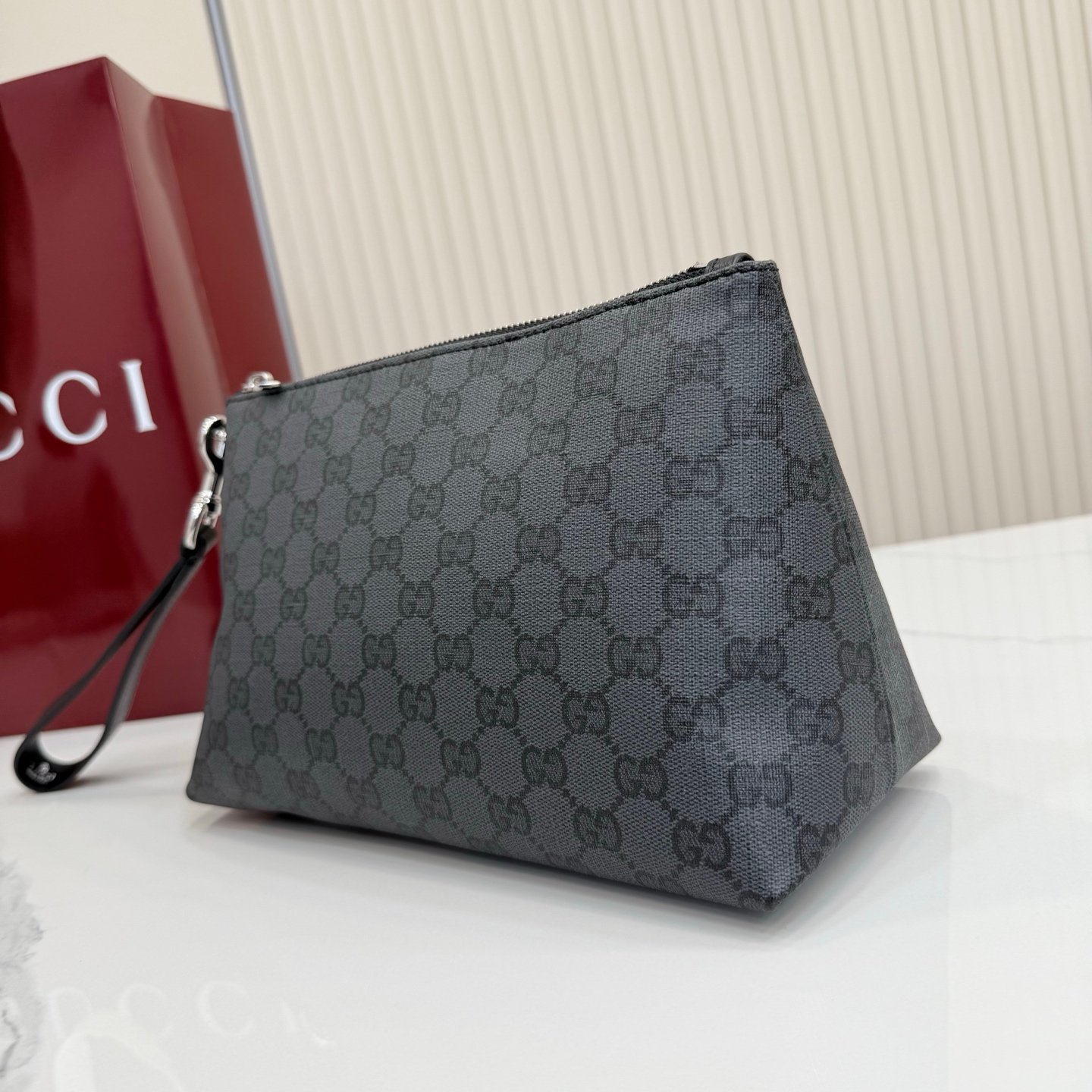 Generation Gucci深入探索品牌的档案代码，将不同世代的设计融合成一个美学叙事。Gucci Essence Classic系列专为行动生活而创作。每件单品都采用轻质柔软的黑色GG涂层帆布制成，并饰有同色调皮革滚边。