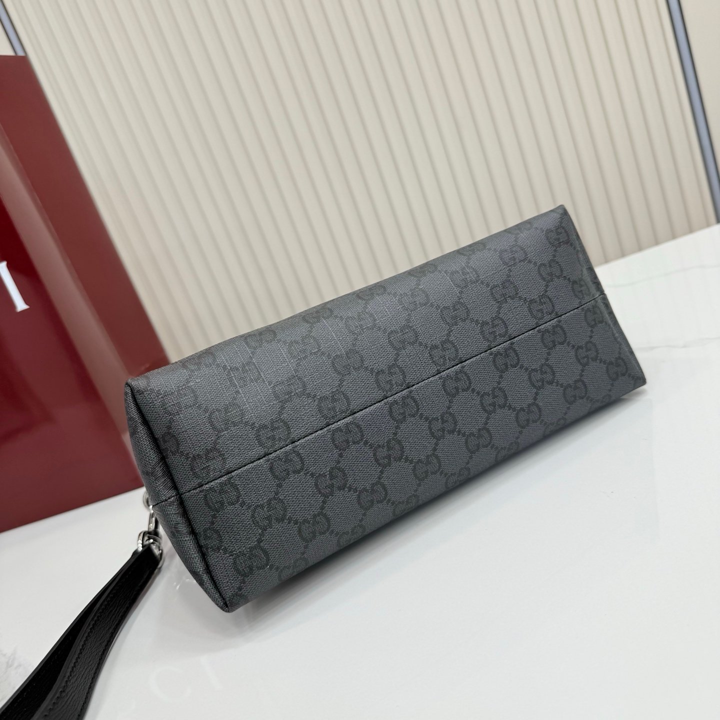 Generation Gucci深入探索品牌的档案代码，将不同世代的设计融合成一个美学叙事。Gucci Essence Classic系列专为行动生活而创作。每件单品都采用轻质柔软的黑色GG涂层帆布制成，并饰有同色调皮革滚边。
