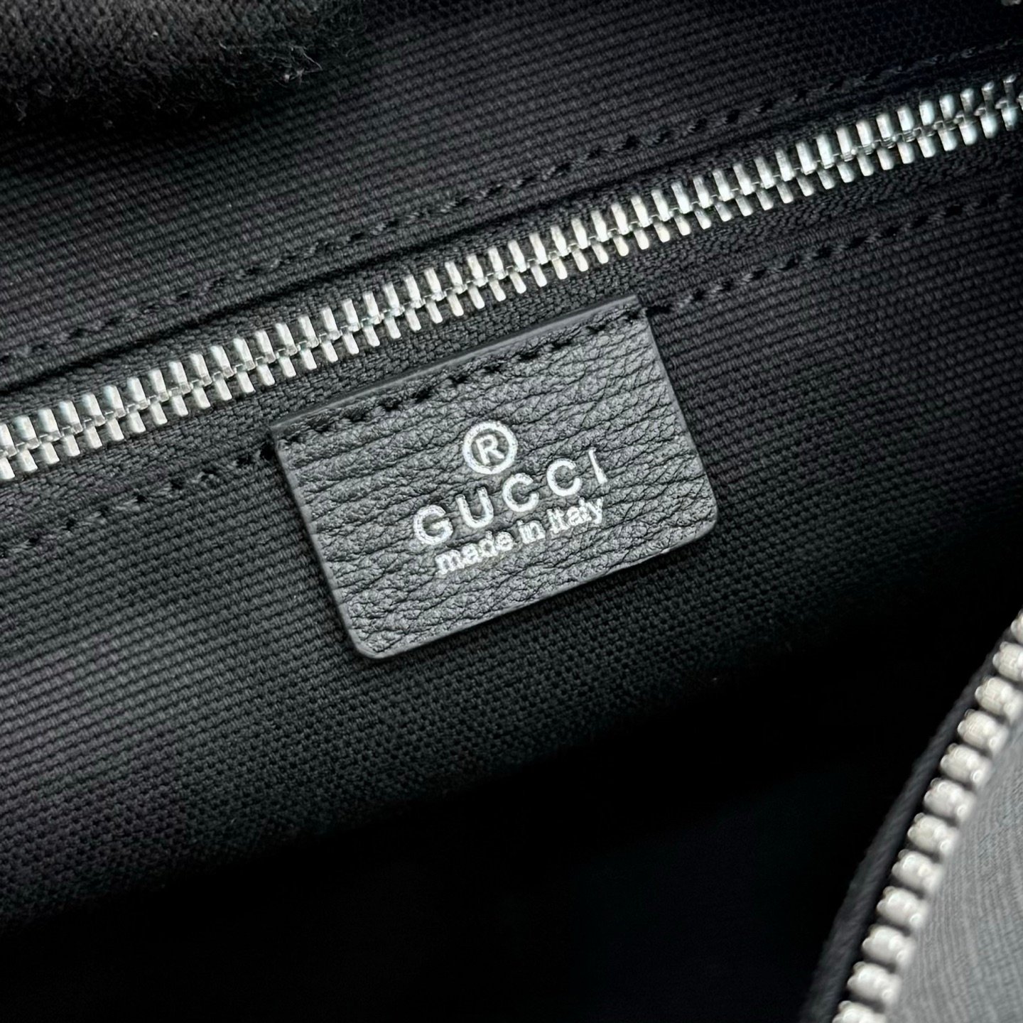 Generation Gucci深入探索品牌的档案代码，将不同世代的设计融合成一个美学叙事。Gucci Essence Classic系列专为行动生活而创作。每件单品都采用轻质柔软的黑色GG涂层帆布制成，并饰有同色调皮革滚边。