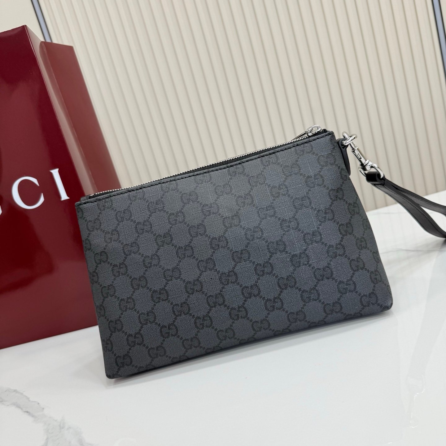 Generation Gucci深入探索品牌的档案代码，将不同世代的设计融合成一个美学叙事。Gucci Essence Classic系列专为行动生活而创作。每件单品都采用轻质柔软的黑色GG涂层帆布制成，并饰有同色调皮革滚边。
