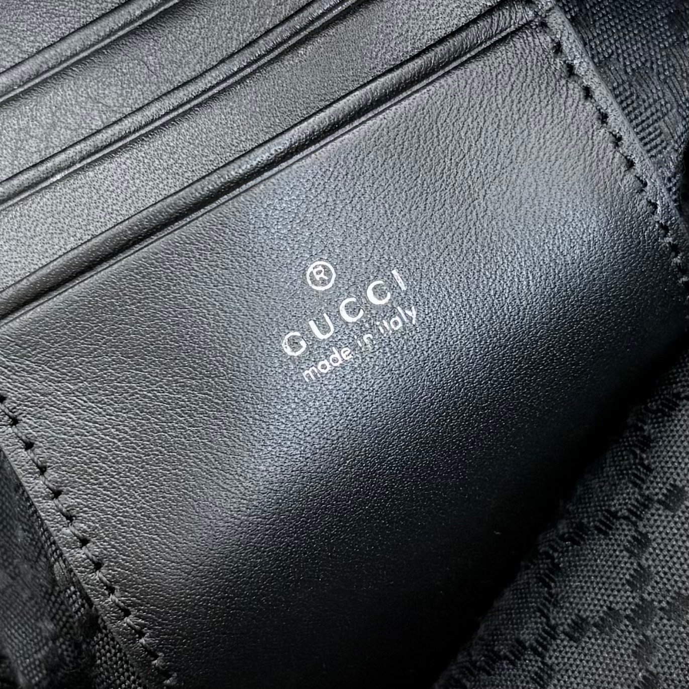 配全套包装 《Gucci新世代》系列深入探索品牌的典藏元素,将不同世代的设计融合为一体,谱写出一段美学篇章。GG Marmont系列包含双色款式,如这款链带钱包,配以标志性双G配件。