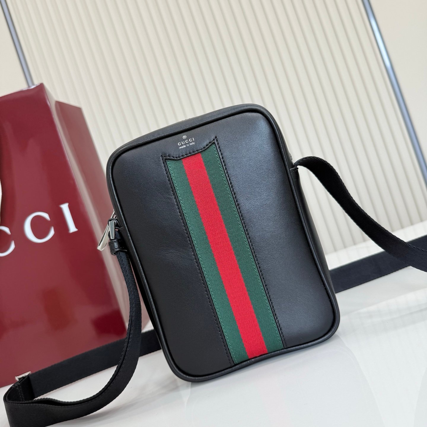 配全套包装 《Gucci新世代》系列深入探索品牌的典藏元素,将不同世代的设计融合为一体,谱写出一段美学篇章。GG Marmont系列包含双色款式,如这款链带钱包,配以标志性双G配件。