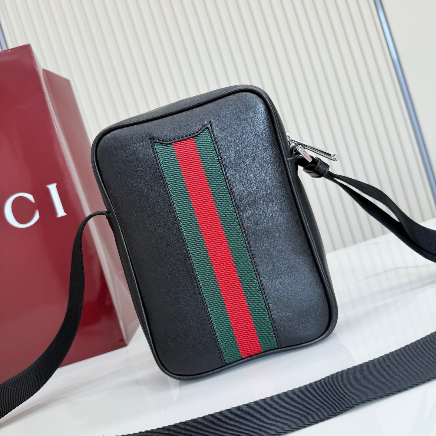 配全套包装 《Gucci新世代》系列深入探索品牌的典藏元素,将不同世代的设计融合为一体,谱写出一段美学篇章。GG Marmont系列包含双色款式,如这款链带钱包,配以标志性双G配件。