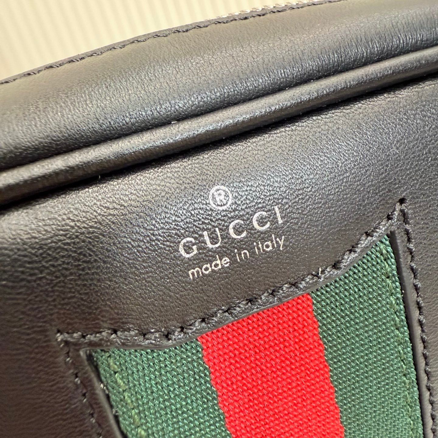 配全套包装 《Gucci新世代》系列深入探索品牌的典藏元素,将不同世代的设计融合为一体,谱写出一段美学篇章。GG Marmont系列包含双色款式,如这款链带钱包,配以标志性双G配件。