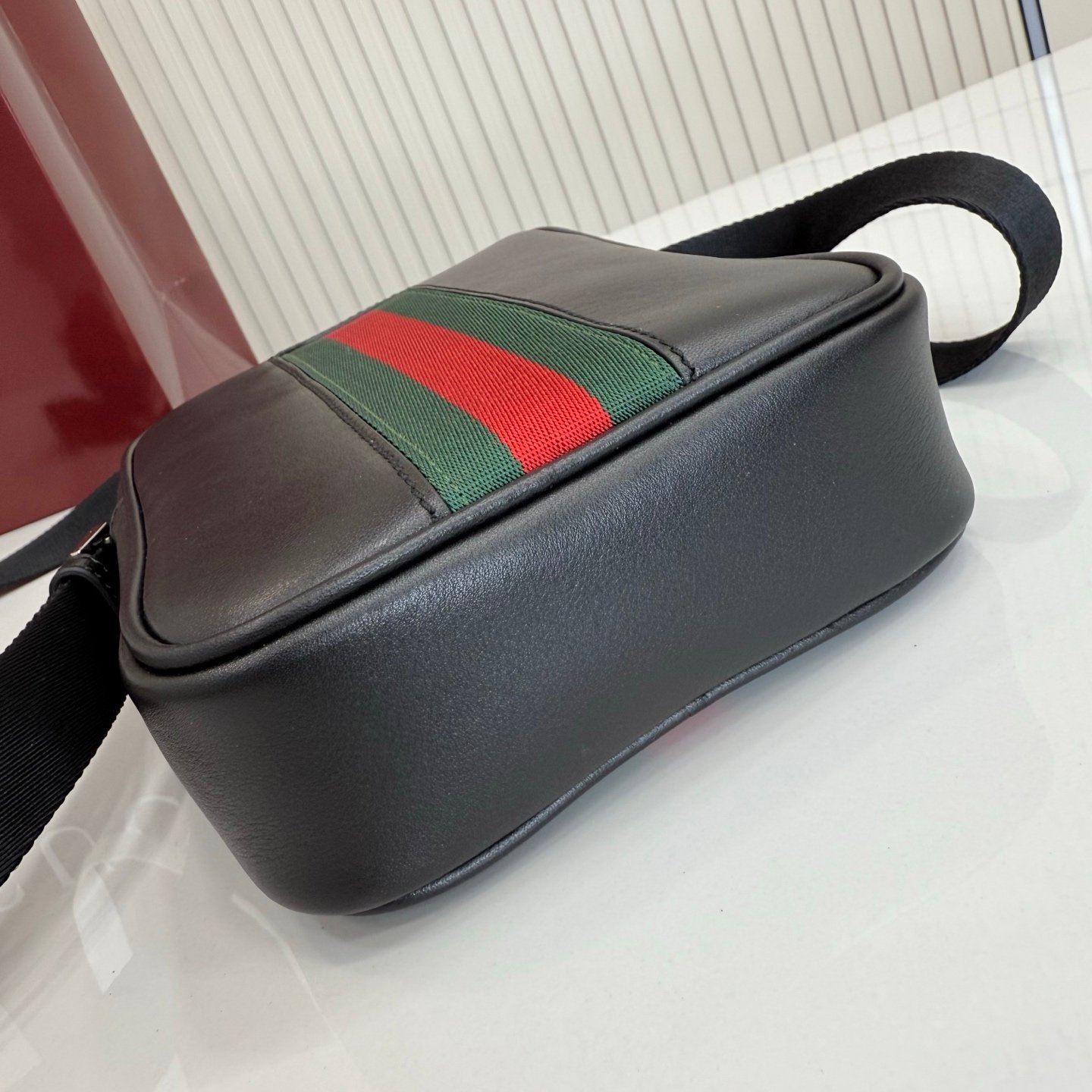 配全套包装 《Gucci新世代》系列深入探索品牌的典藏元素,将不同世代的设计融合为一体,谱写出一段美学篇章。GG Marmont系列包含双色款式,如这款链带钱包,配以标志性双G配件。
