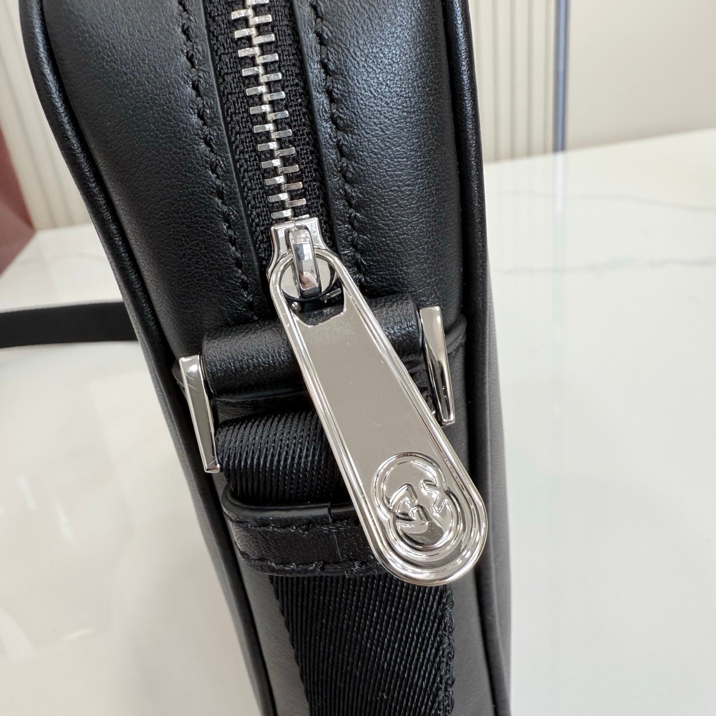 配全套包装 《Gucci新世代》系列深入探索品牌的典藏元素,将不同世代的设计融合为一体,谱写出一段美学篇章。GG Marmont系列包含双色款式,如这款链带钱包,配以标志性双G配件。