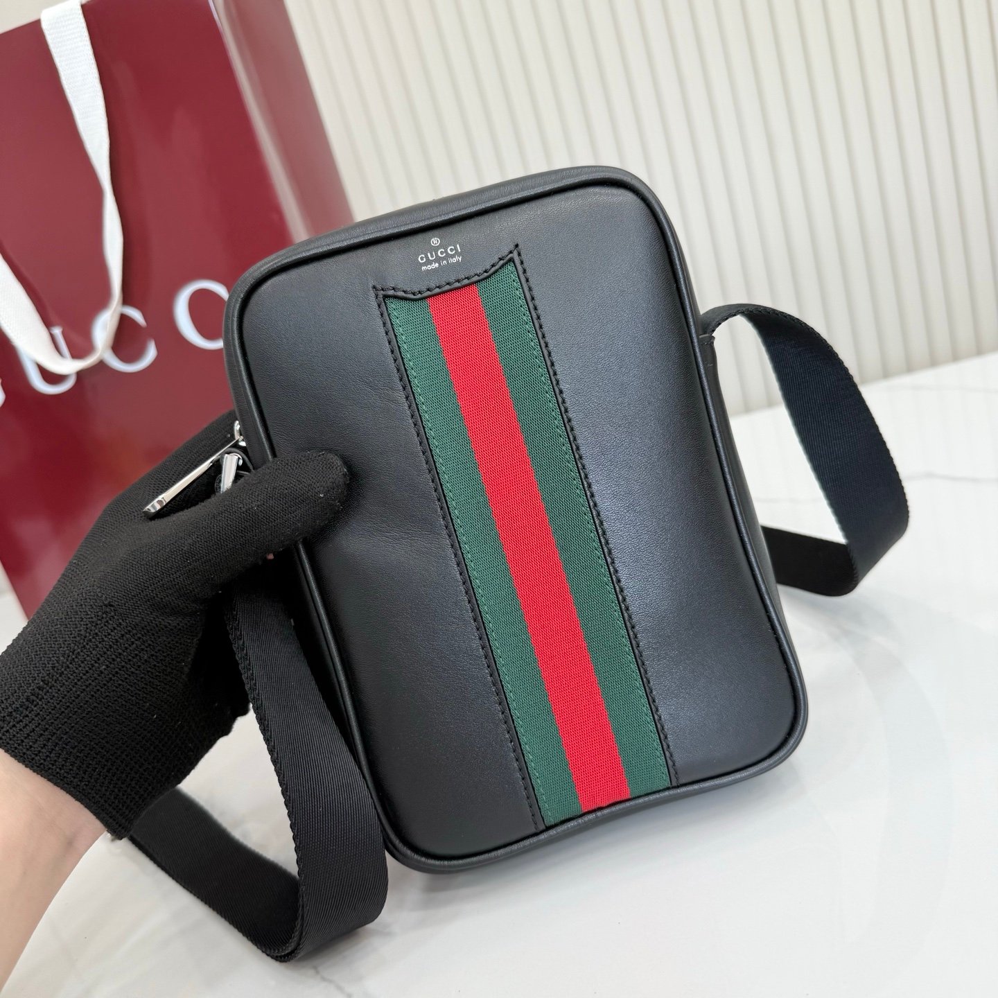 配全套包装 《Gucci新世代》系列深入探索品牌的典藏元素,将不同世代的设计融合为一体,谱写出一段美学篇章。GG Marmont系列包含双色款式,如这款链带钱包,配以标志性双G配件。