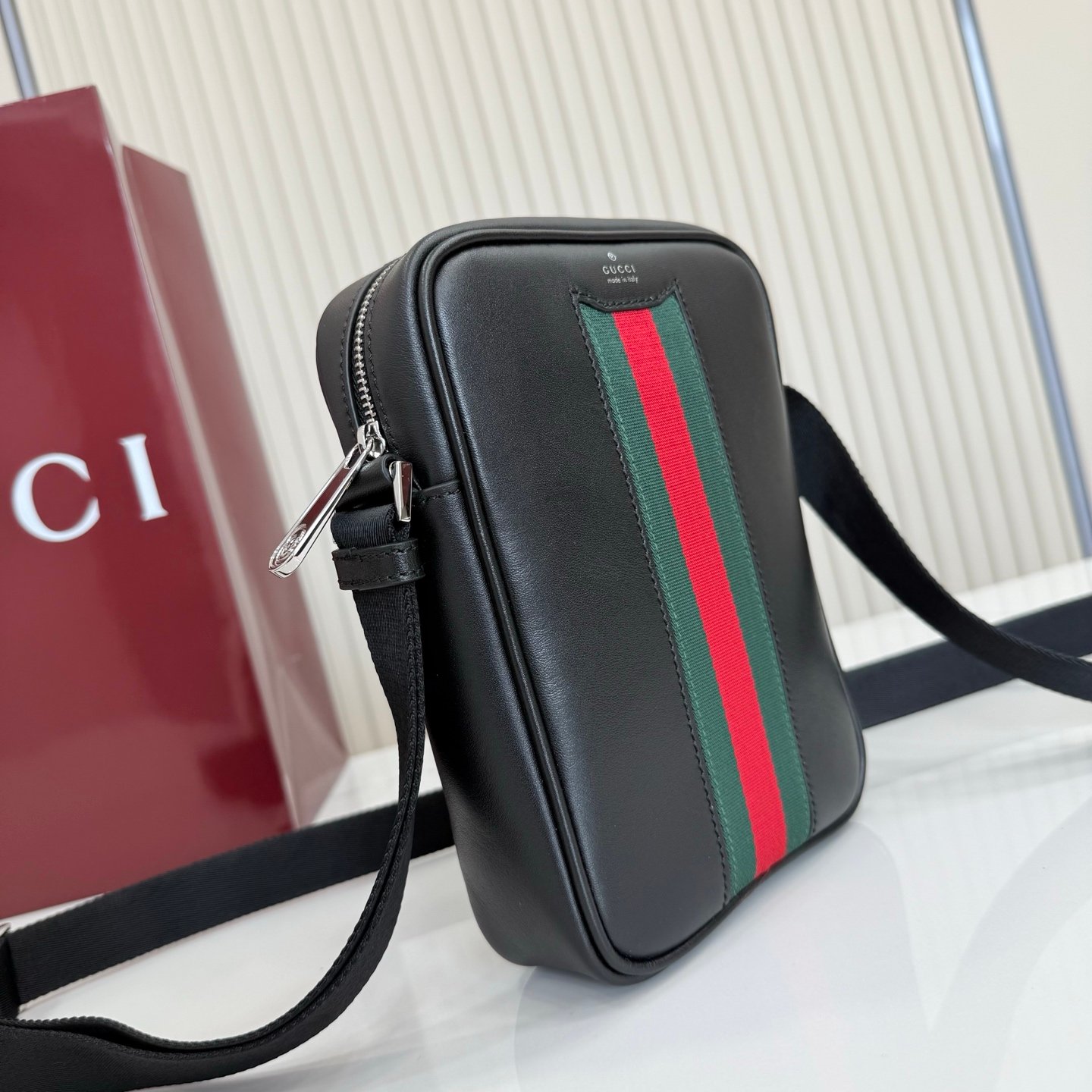 配全套包装 《Gucci新世代》系列深入探索品牌的典藏元素,将不同世代的设计融合为一体,谱写出一段美学篇章。GG Marmont系列包含双色款式,如这款链带钱包,配以标志性双G配件。
