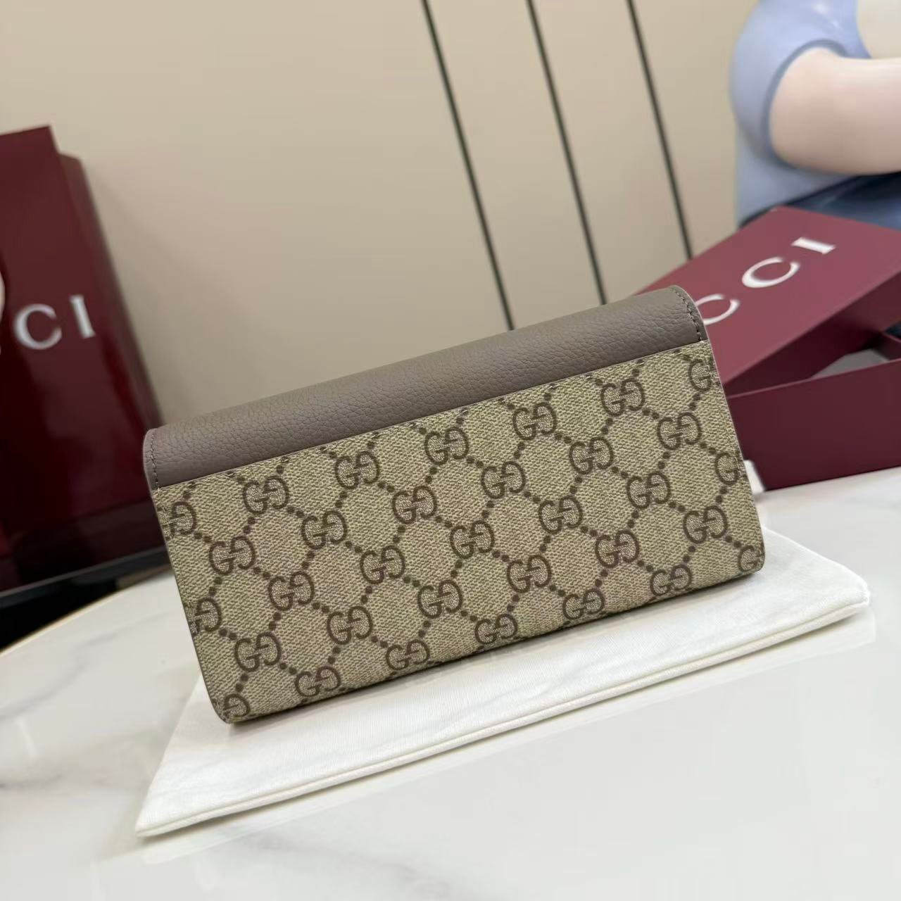 配全套原厂专柜包装 Generation Gucci 深入探索品牌的典藏元素，将不同世代的设计融合成一种美学叙事。GG Marmont小皮件系列呈现现代轮廓，将不同颜色和材质融入一种风格。这款长钱包采用皮革和GG Supreme材质精心打造