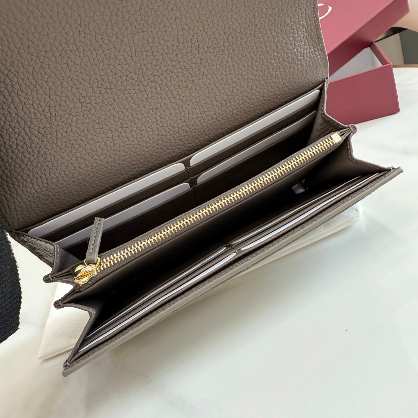 配全套原厂专柜包装 Generation Gucci 深入探索品牌的典藏元素，将不同世代的设计融合成一种美学叙事。GG Marmont小皮件系列呈现现代轮廓，将不同颜色和材质融入一种风格。这款长钱包采用皮革和GG Supreme材质精心打造