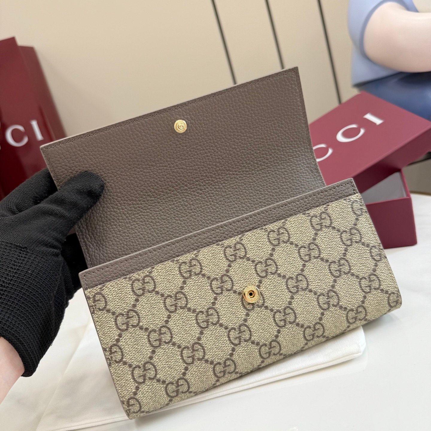 配全套原厂专柜包装 Generation Gucci 深入探索品牌的典藏元素，将不同世代的设计融合成一种美学叙事。GG Marmont小皮件系列呈现现代轮廓，将不同颜色和材质融入一种风格。这款长钱包采用皮革和GG Supreme材质精心打造