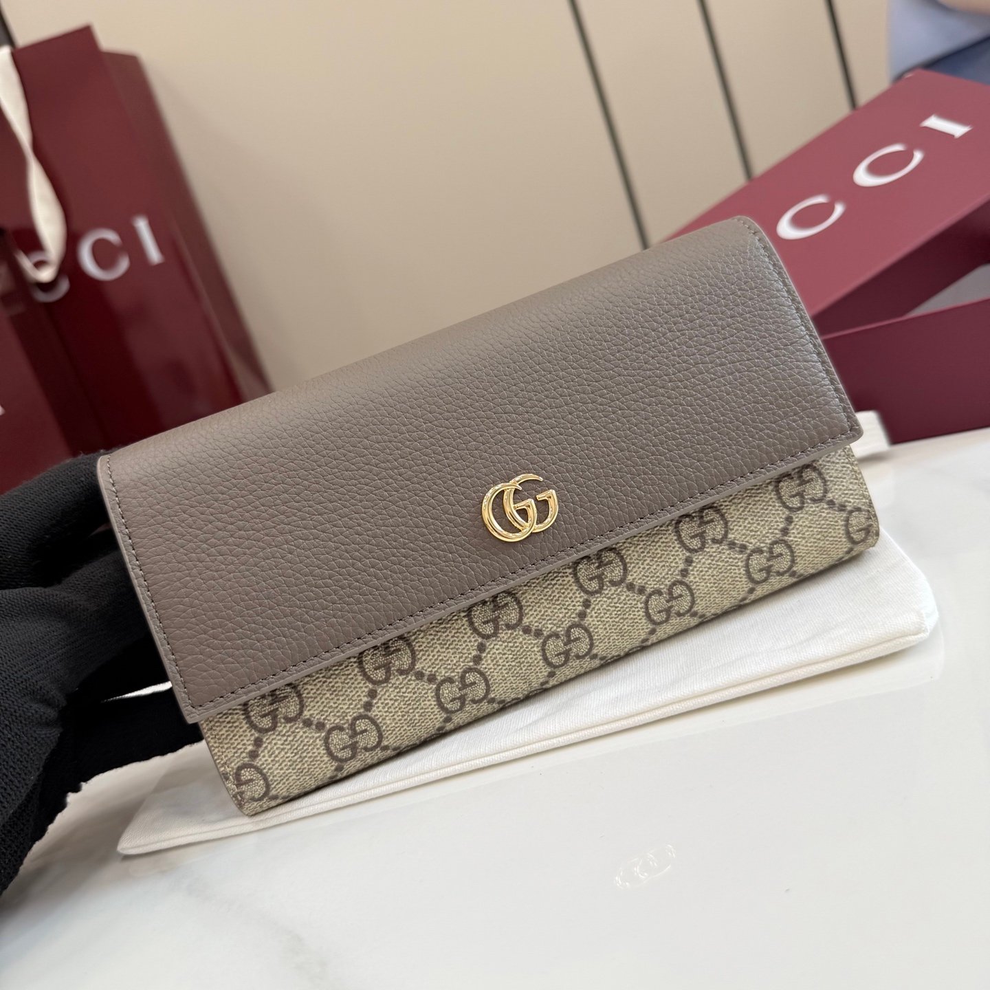 配全套原厂专柜包装 Generation Gucci 深入探索品牌的典藏元素，将不同世代的设计融合成一种美学叙事。GG Marmont小皮件系列呈现现代轮廓，将不同颜色和材质融入一种风格。这款长钱包采用皮革和GG Supreme材质精心打造