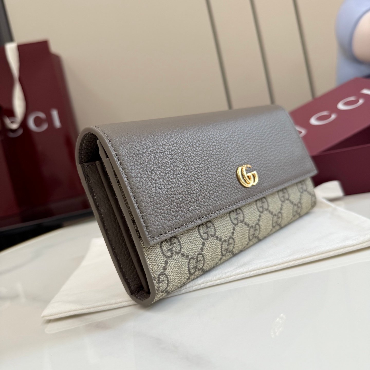 配全套原厂专柜包装 Generation Gucci 深入探索品牌的典藏元素，将不同世代的设计融合成一种美学叙事。GG Marmont小皮件系列呈现现代轮廓，将不同颜色和材质融入一种风格。这款长钱包采用皮革和GG Supreme材质精心打造