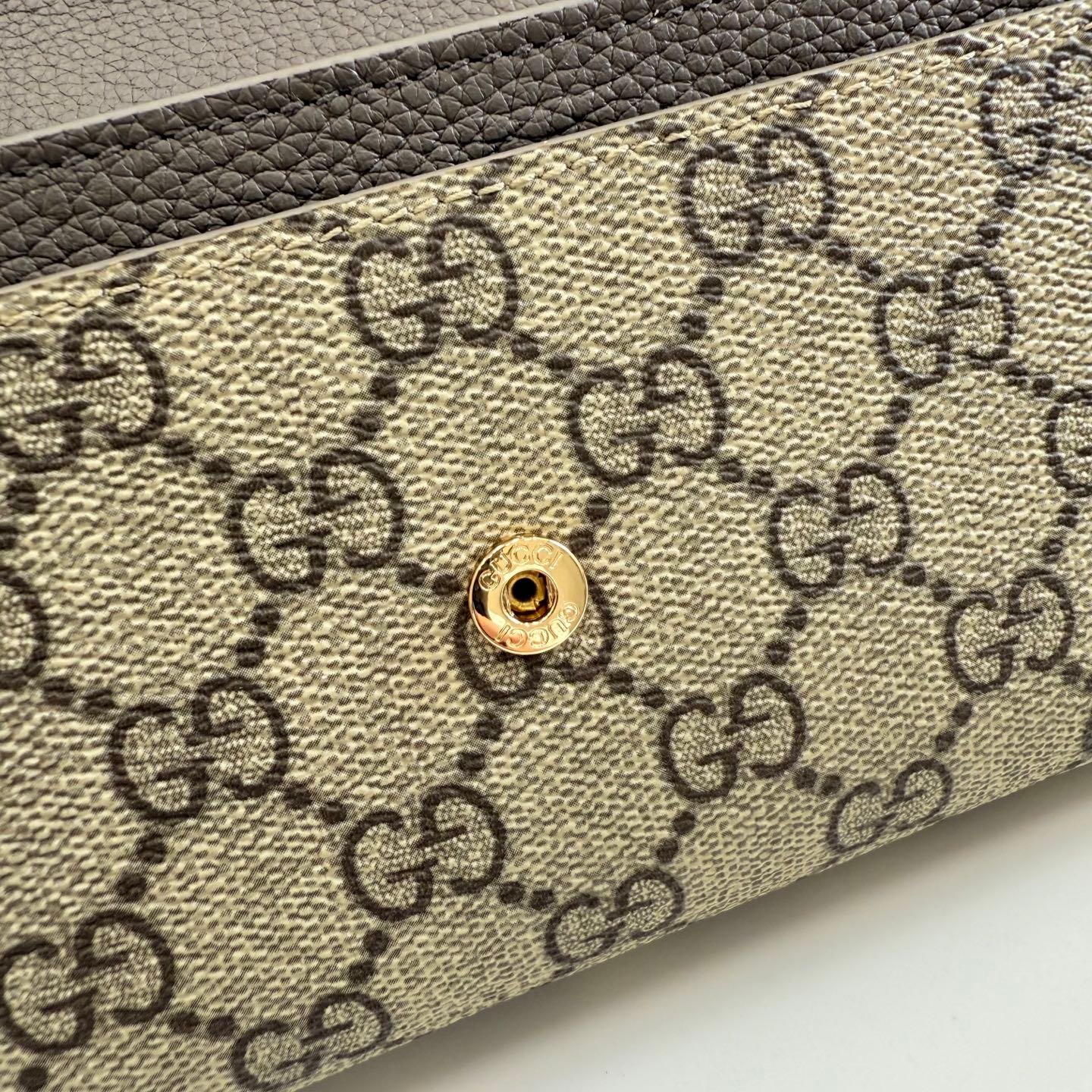 配全套原厂专柜包装 Generation Gucci 深入探索品牌的典藏元素，将不同世代的设计融合成一种美学叙事。GG Marmont小皮件系列呈现现代轮廓，将不同颜色和材质融入一种风格。这款长钱包采用皮革和GG Supreme材质精心打造