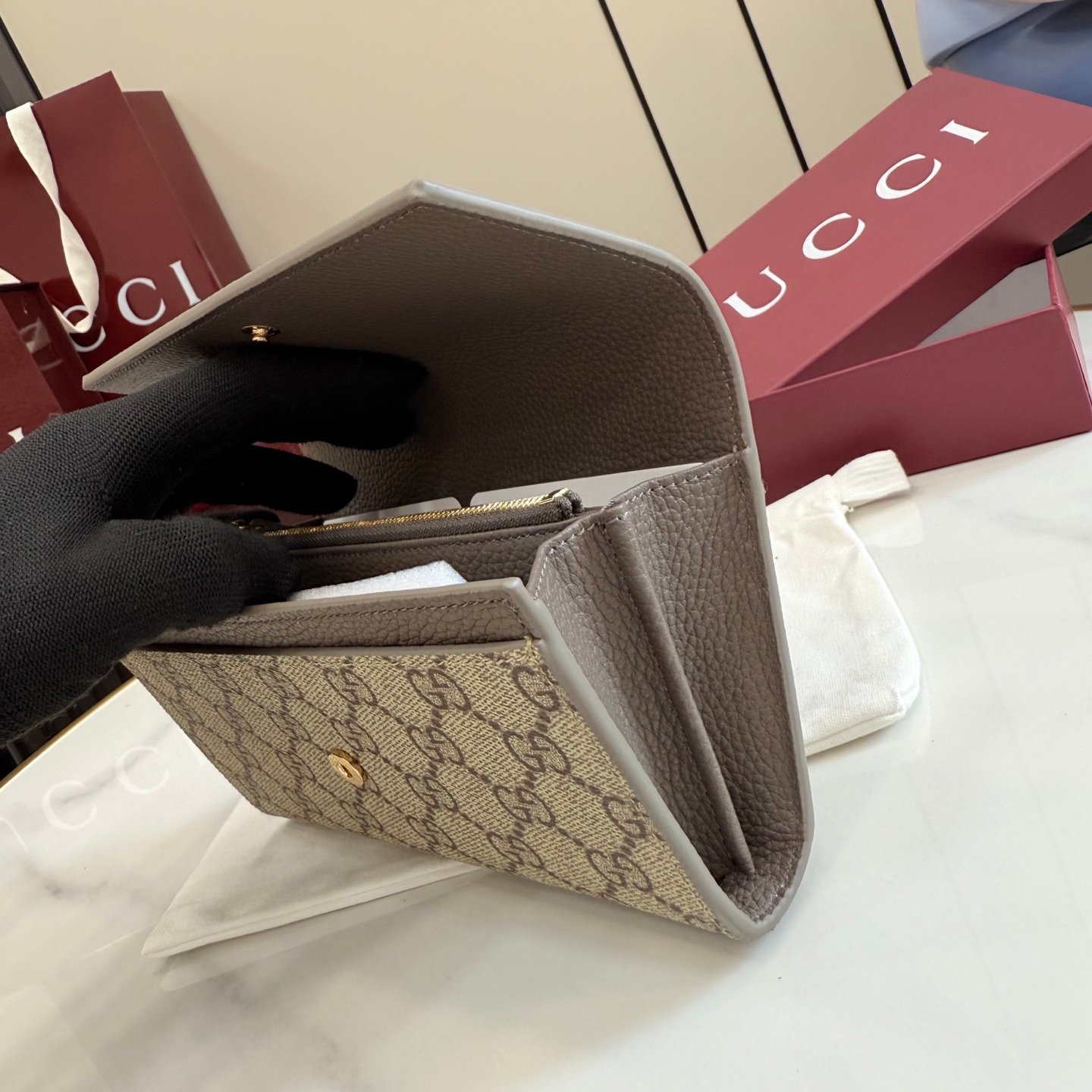配全套原厂专柜包装 Generation Gucci 深入探索品牌的典藏元素，将不同世代的设计融合成一种美学叙事。GG Marmont小皮件系列呈现现代轮廓，将不同颜色和材质融入一种风格。这款长钱包采用皮革和GG Supreme材质精心打造
