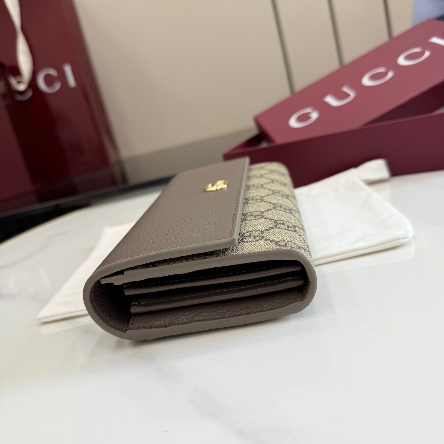 配全套原厂专柜包装 Generation Gucci 深入探索品牌的典藏元素，将不同世代的设计融合成一种美学叙事。GG Marmont小皮件系列呈现现代轮廓，将不同颜色和材质融入一种风格。这款长钱包采用皮革和GG Supreme材质精心打造