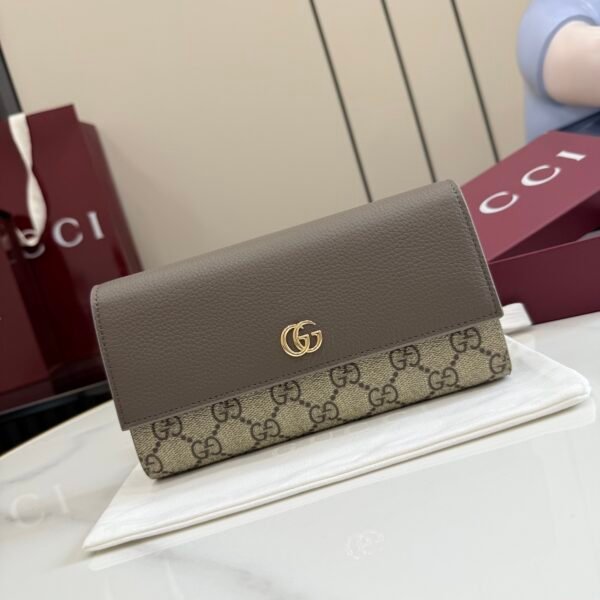 配全套原厂专柜包装 Generation Gucci 深入探索品牌的典藏元素，将不同世代的设计融合成一种美学叙事。GG Marmont小皮件系列呈现现代轮廓，将不同颜色和材质融入一种风格。这款长钱包采用皮革和GG Supreme材质精心打造
