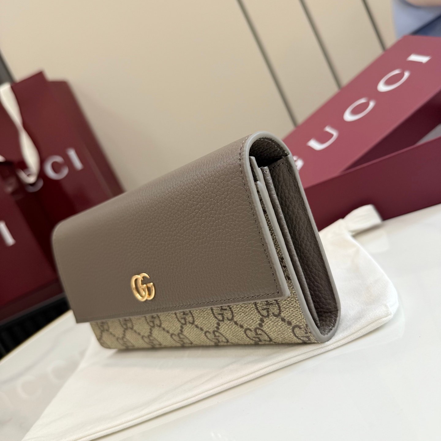 配全套原厂专柜包装 Generation Gucci 深入探索品牌的典藏元素，将不同世代的设计融合成一种美学叙事。GG Marmont小皮件系列呈现现代轮廓，将不同颜色和材质融入一种风格。这款长钱包采用皮革和GG Supreme材质精心打造