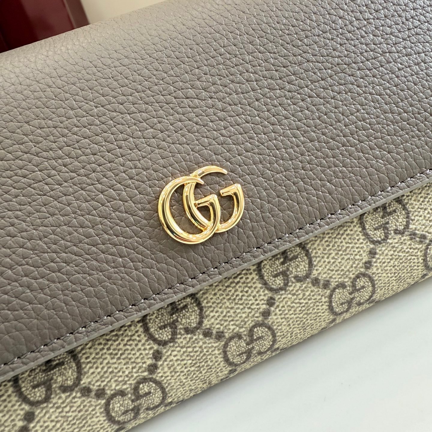 配全套原厂专柜包装 Generation Gucci 深入探索品牌的典藏元素，将不同世代的设计融合成一种美学叙事。GG Marmont小皮件系列呈现现代轮廓，将不同颜色和材质融入一种风格。这款长钱包采用皮革和GG Supreme材质精心打造