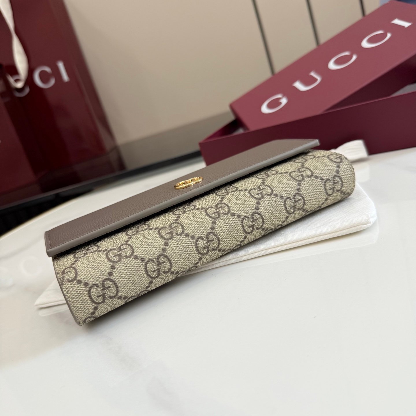 配全套原厂专柜包装 Generation Gucci 深入探索品牌的典藏元素，将不同世代的设计融合成一种美学叙事。GG Marmont小皮件系列呈现现代轮廓，将不同颜色和材质融入一种风格。这款长钱包采用皮革和GG Supreme材质精心打造
