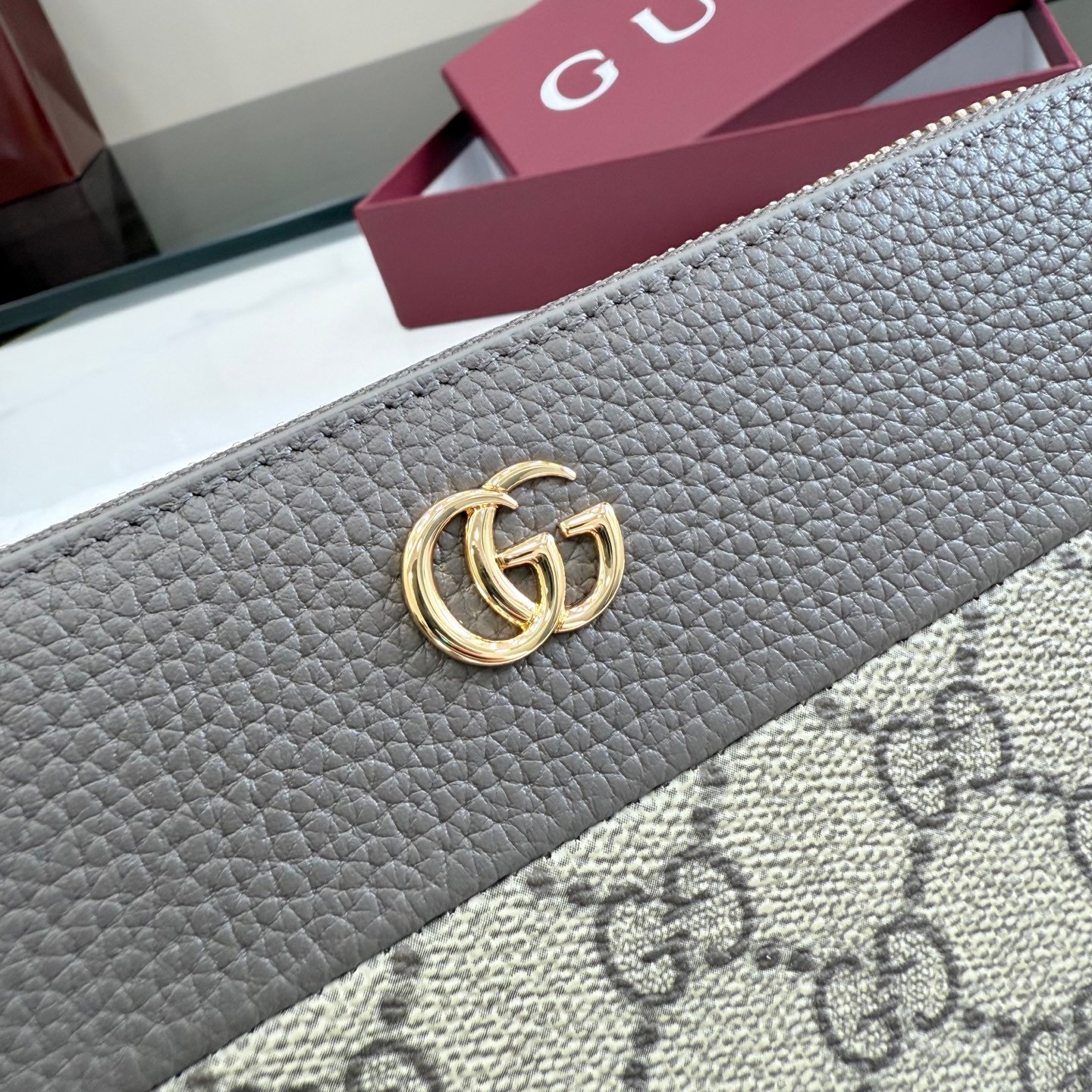 配全套原厂专柜包装 Generation Gucci 深入探索品牌的典藏元素,将不同世代的设计融合成一种美学叙事。GG Marmont小皮件系列呈现现代轮廓,将不同颜色和材质融入一种风格。这款长钱包采用皮革和GG Supreme材质精心打造