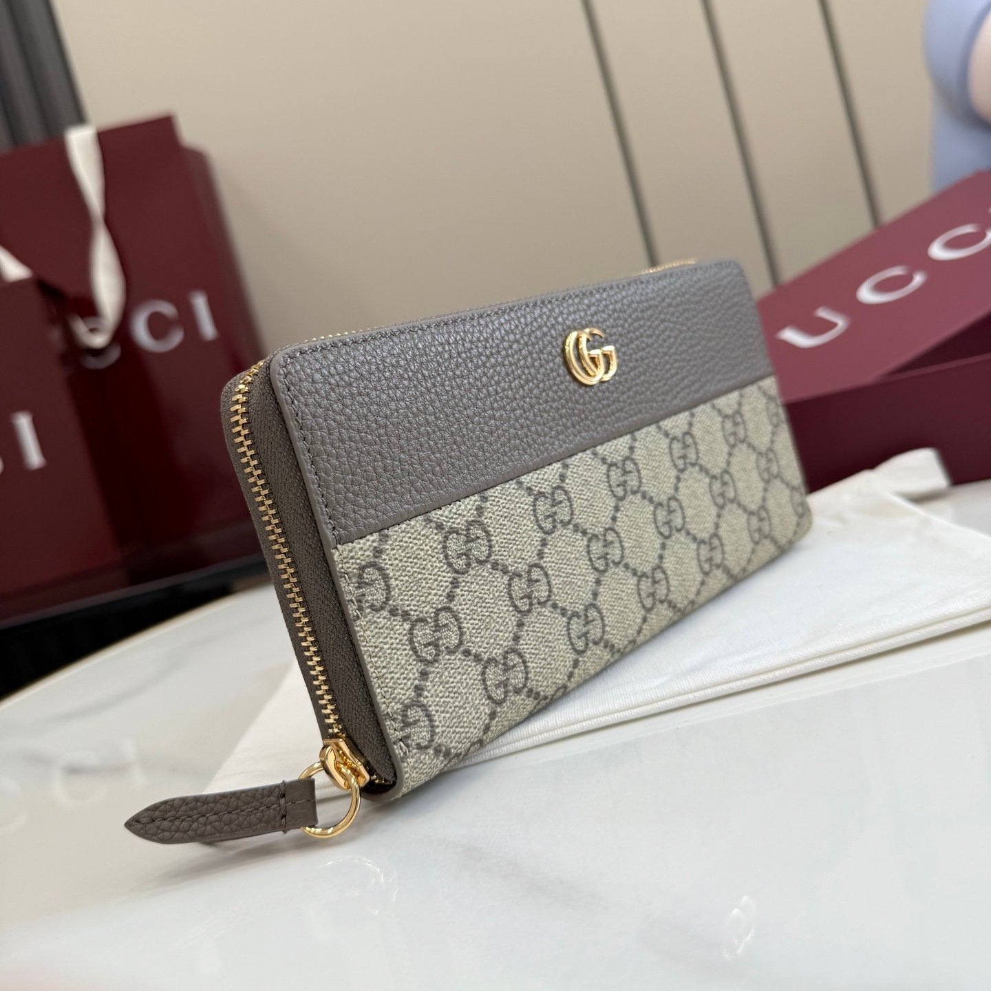 配全套原厂专柜包装 Generation Gucci 深入探索品牌的典藏元素,将不同世代的设计融合成一种美学叙事。GG Marmont小皮件系列呈现现代轮廓,将不同颜色和材质融入一种风格。这款长钱包采用皮革和GG Supreme材质精心打造