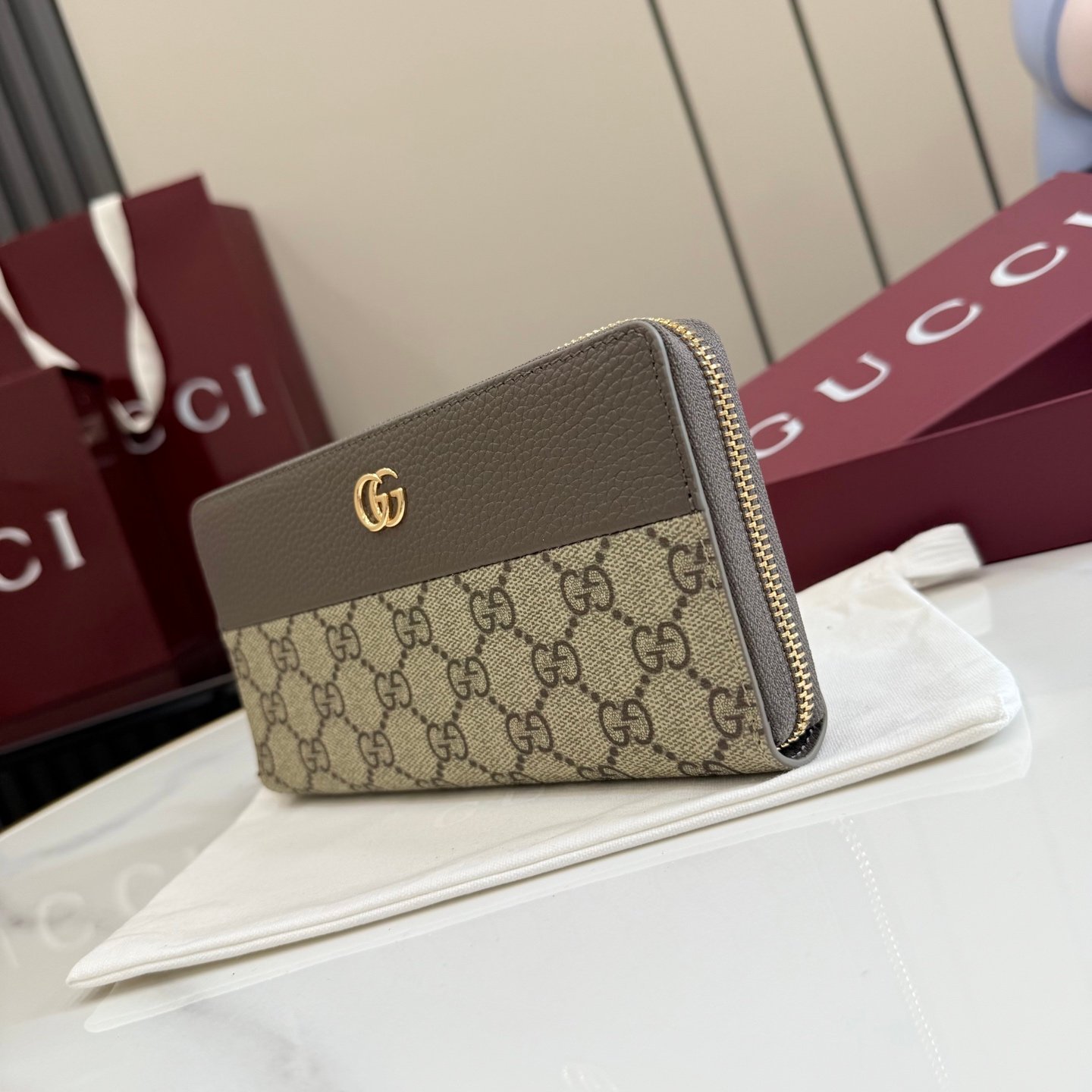 配全套原厂专柜包装 Generation Gucci 深入探索品牌的典藏元素,将不同世代的设计融合成一种美学叙事。GG Marmont小皮件系列呈现现代轮廓,将不同颜色和材质融入一种风格。这款长钱包采用皮革和GG Supreme材质精心打造